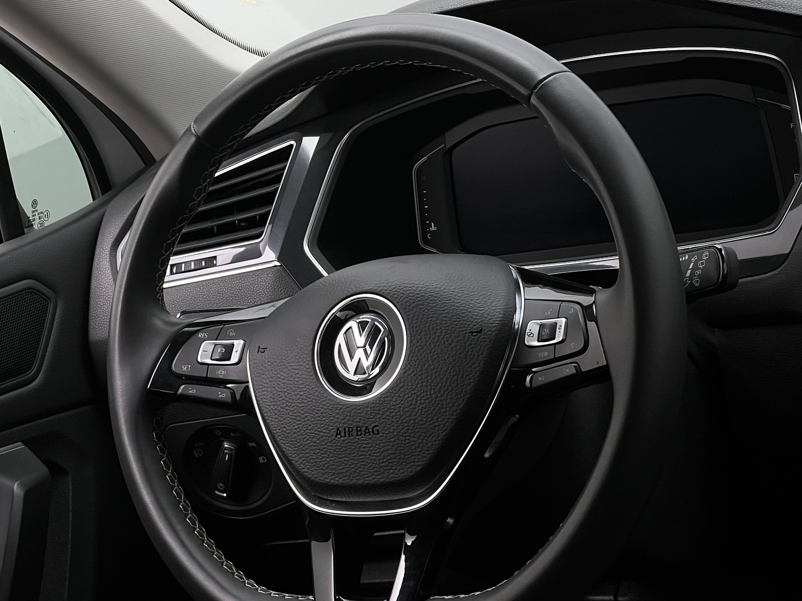 Thumbnail: 2021 Volkswagen Tiguan - 4