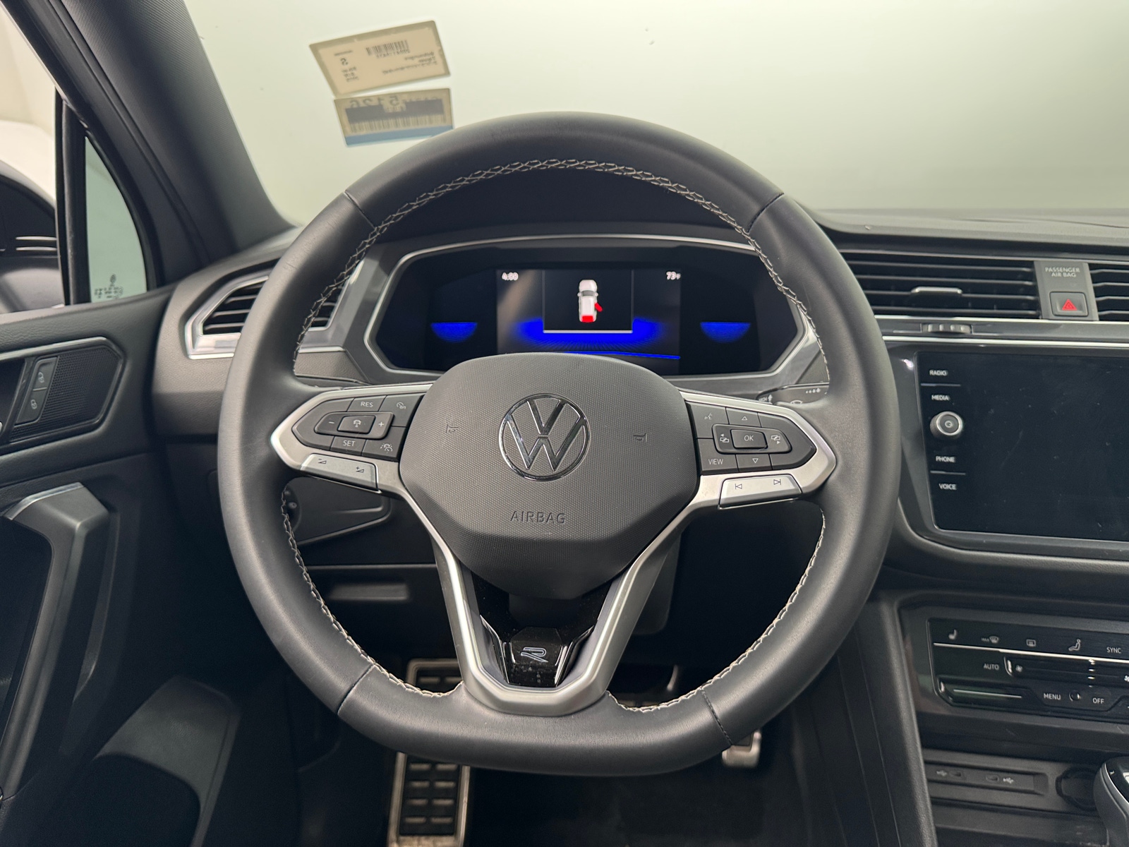 Thumbnail: 2023 Volkswagen Tiguan - 4