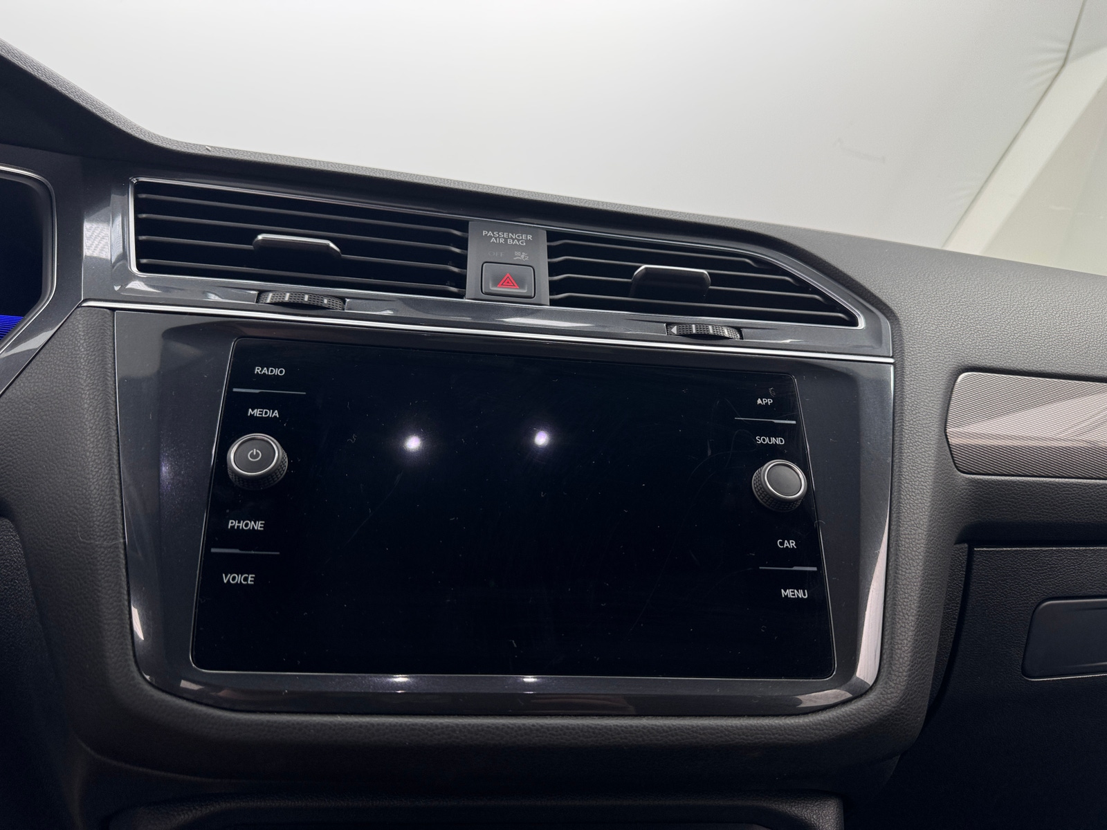 Thumbnail: 2023 Volkswagen Tiguan - 3