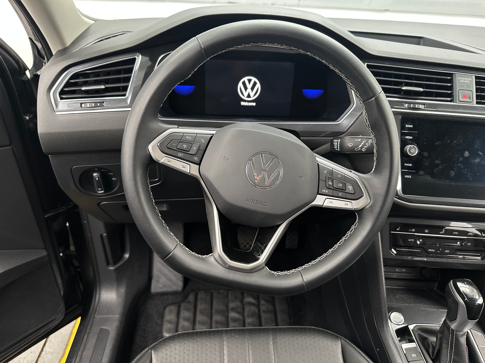 Thumbnail: 2022 Volkswagen Tiguan - 4