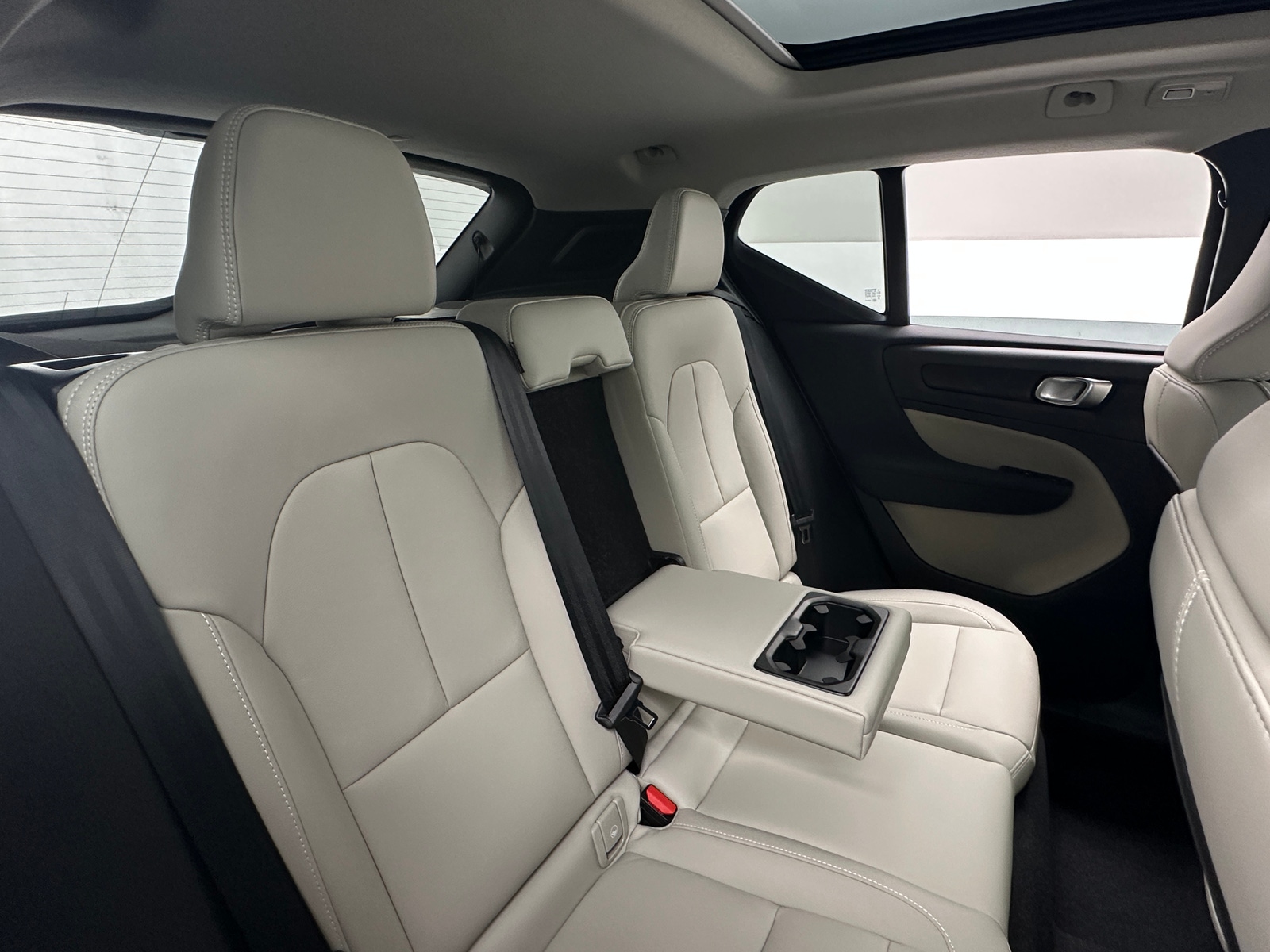 Thumbnail: 2025 Volvo XC40 - 5
