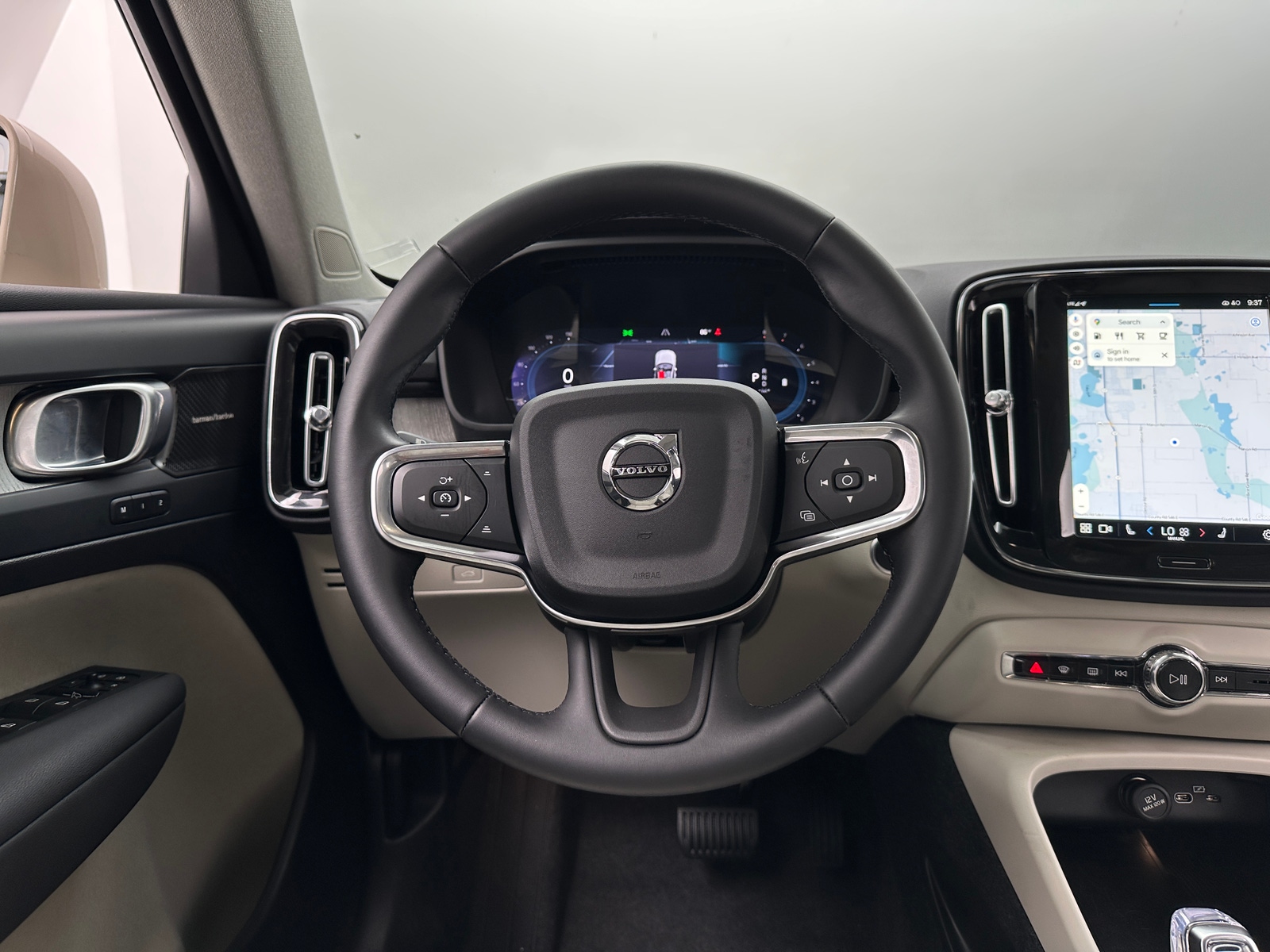 Thumbnail: 2025 Volvo XC40 - 4