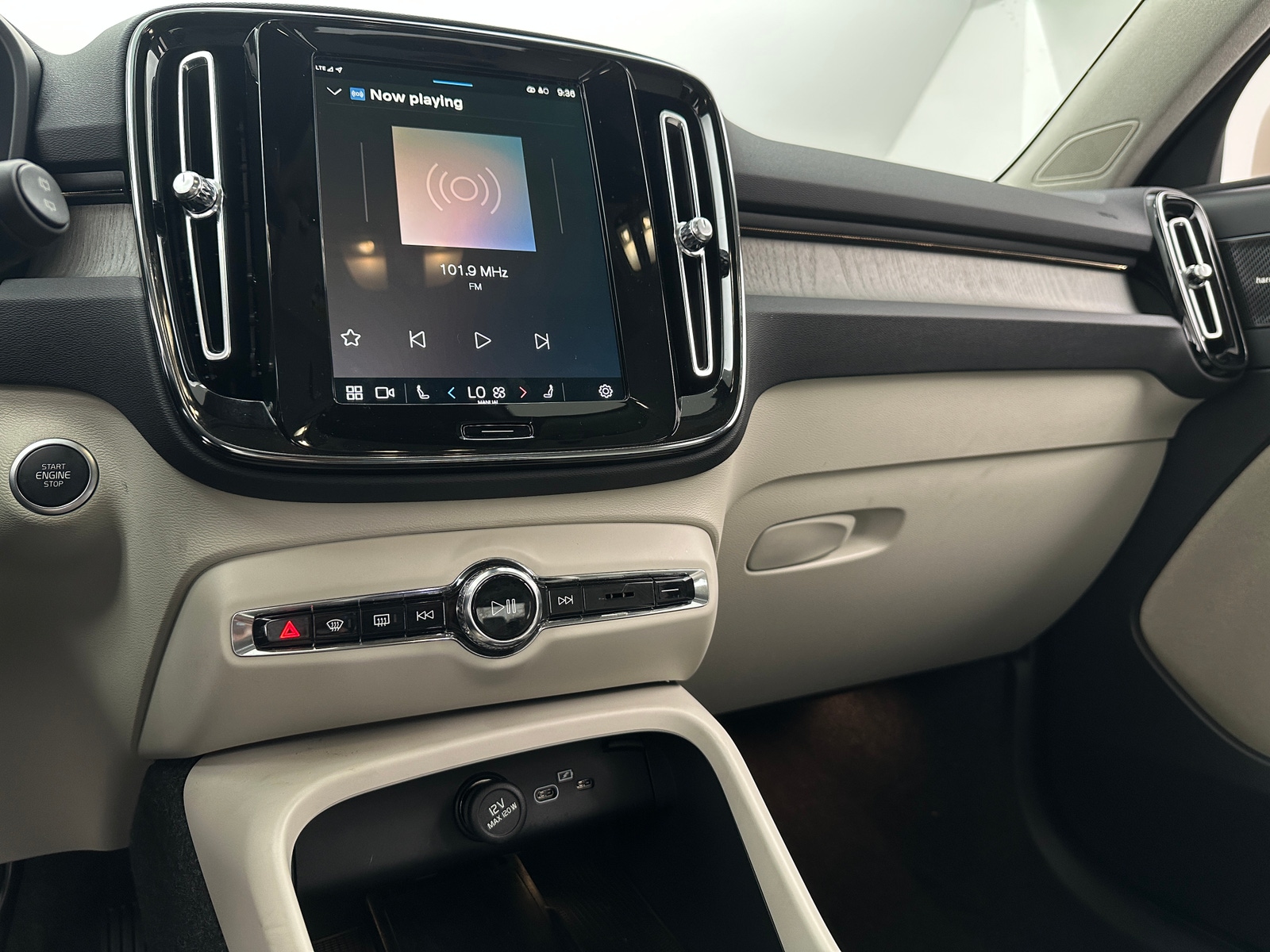 Thumbnail: 2025 Volvo XC40 - 3
