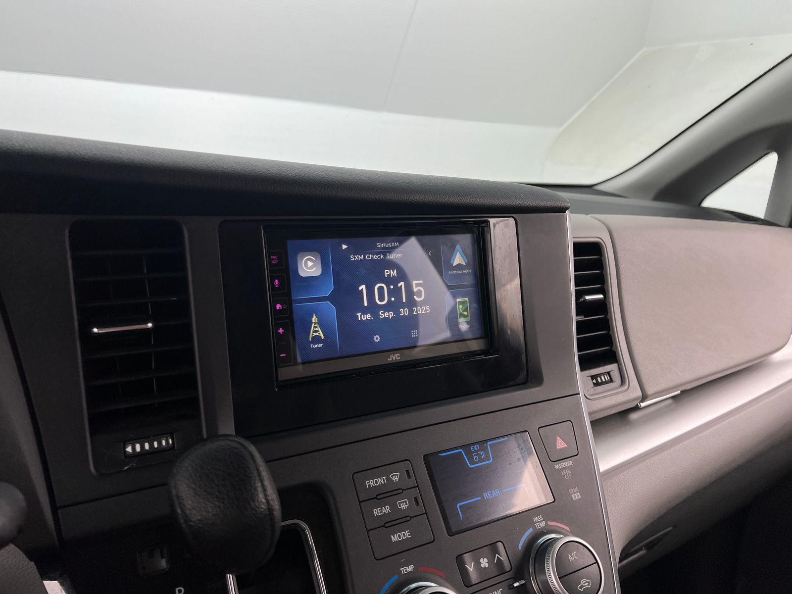 Thumbnail: 2015 Toyota Sienna - 4
