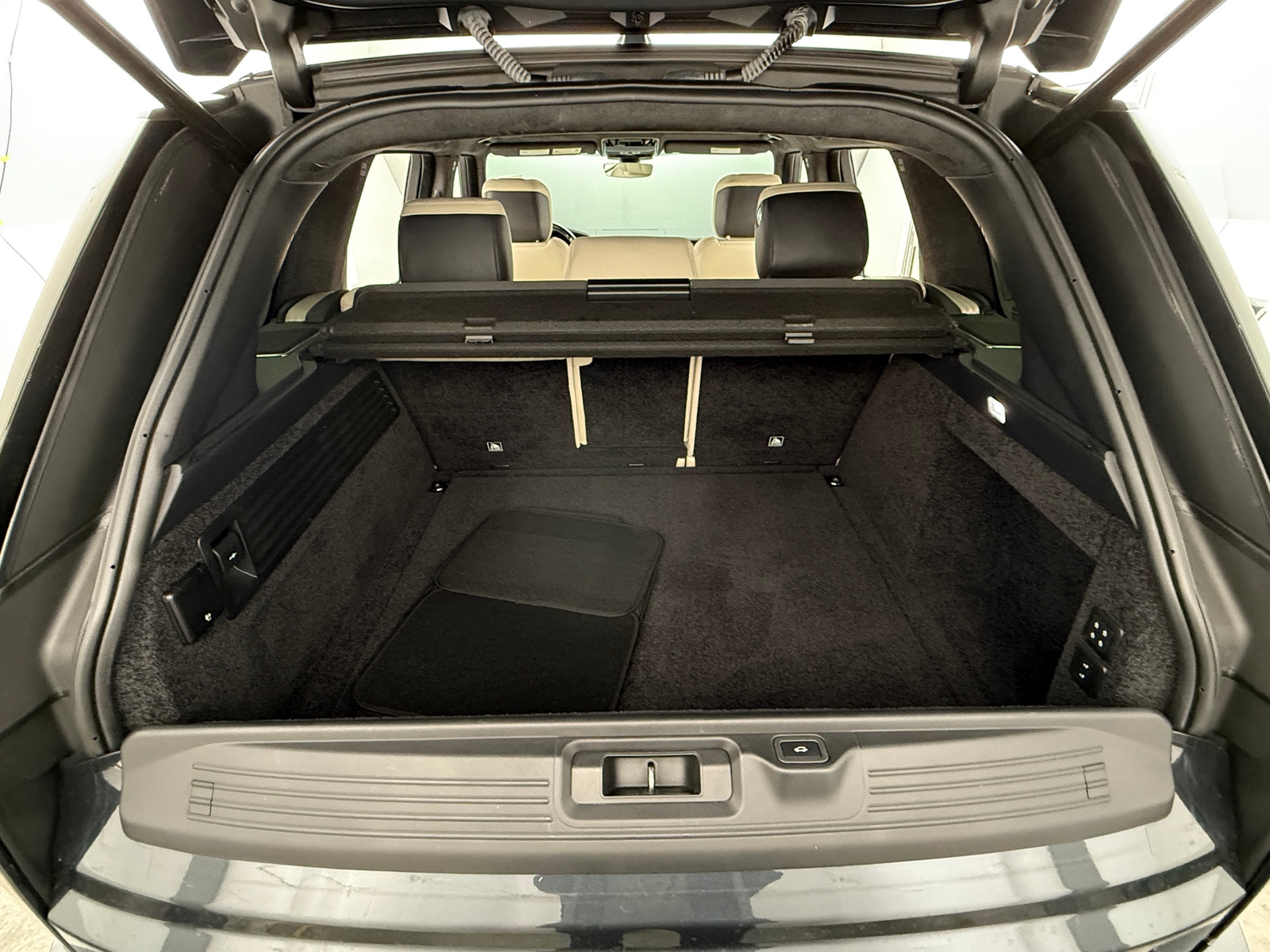 Thumbnail: 2020 Land Rover Range Rover - 6