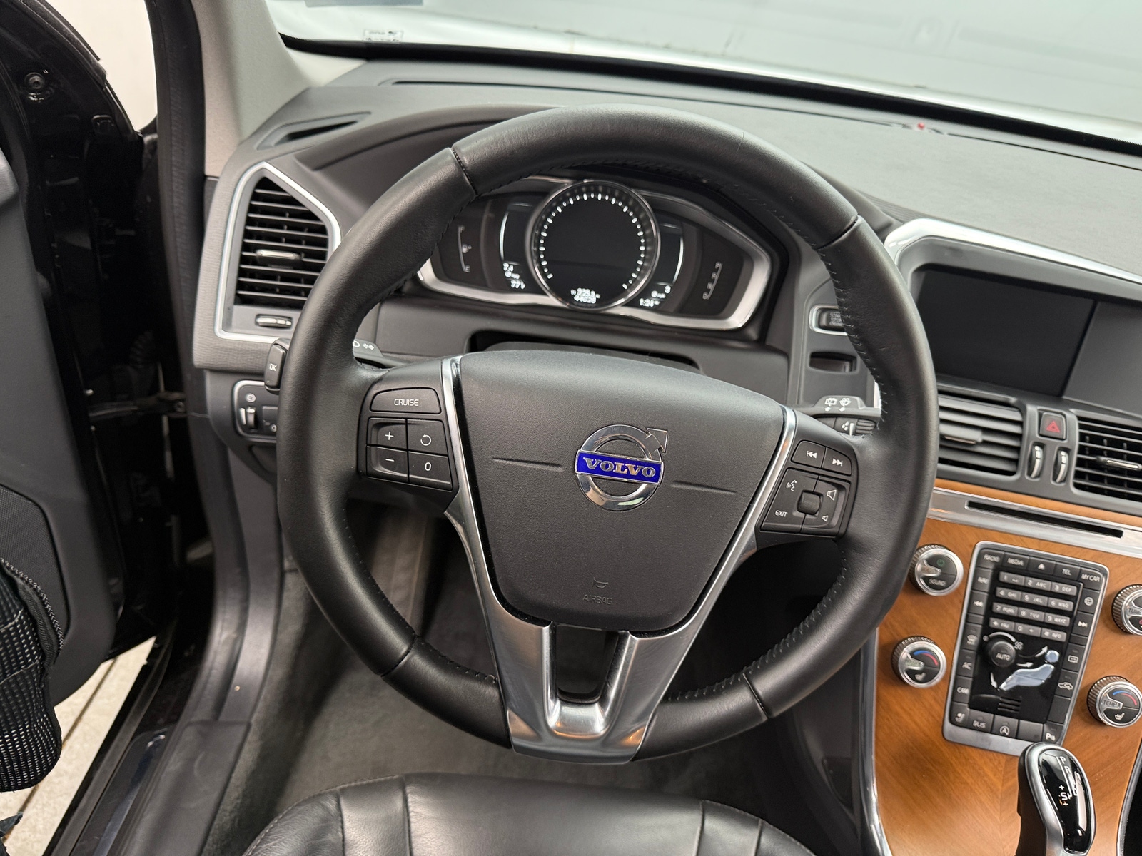 Thumbnail: 2017 Volvo XC60 - 4