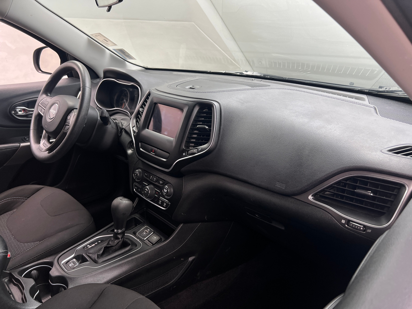 Thumbnail: 2019 Jeep Cherokee - 3