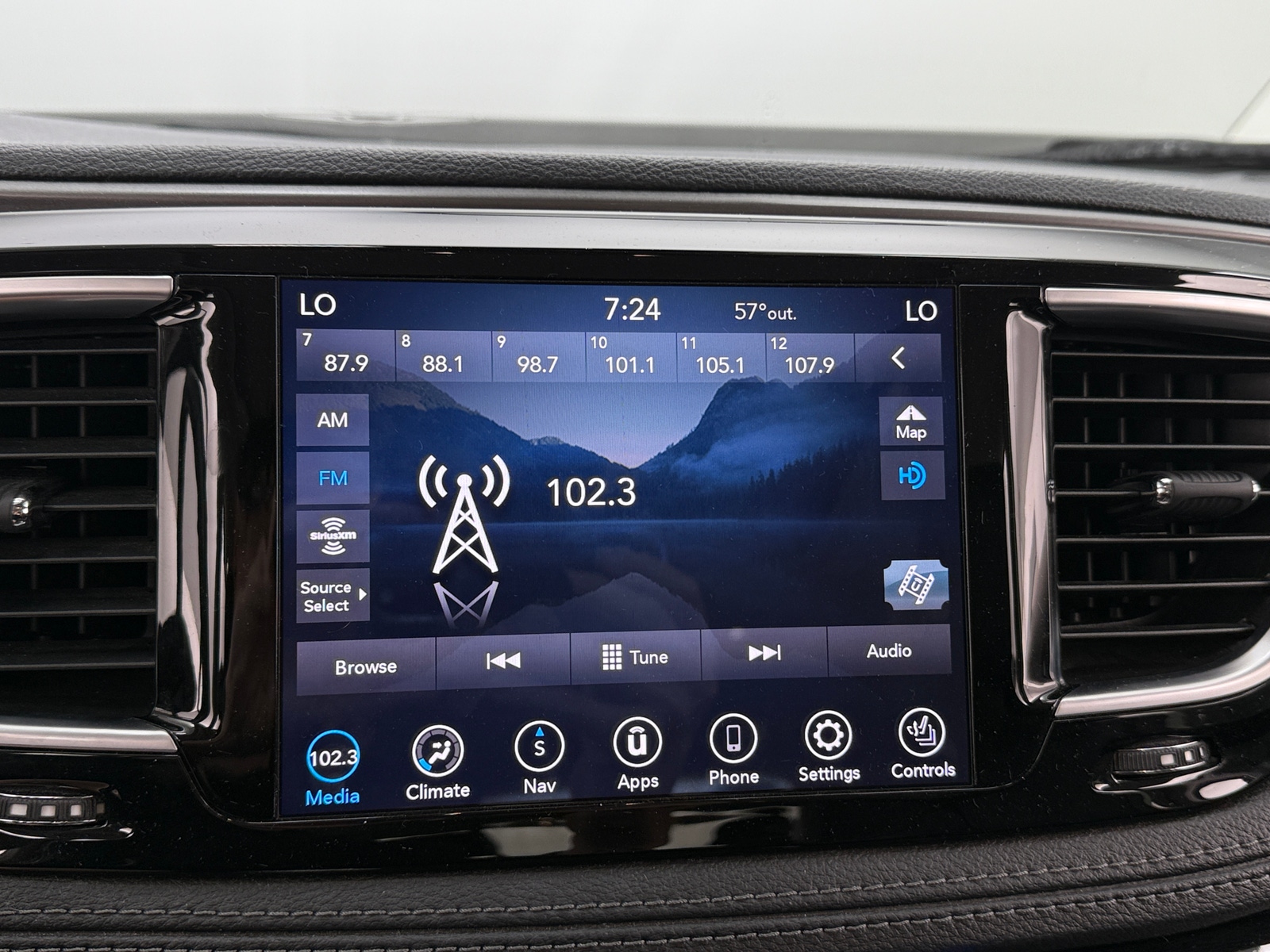 Thumbnail: 2019 Chrysler Pacifica - 3