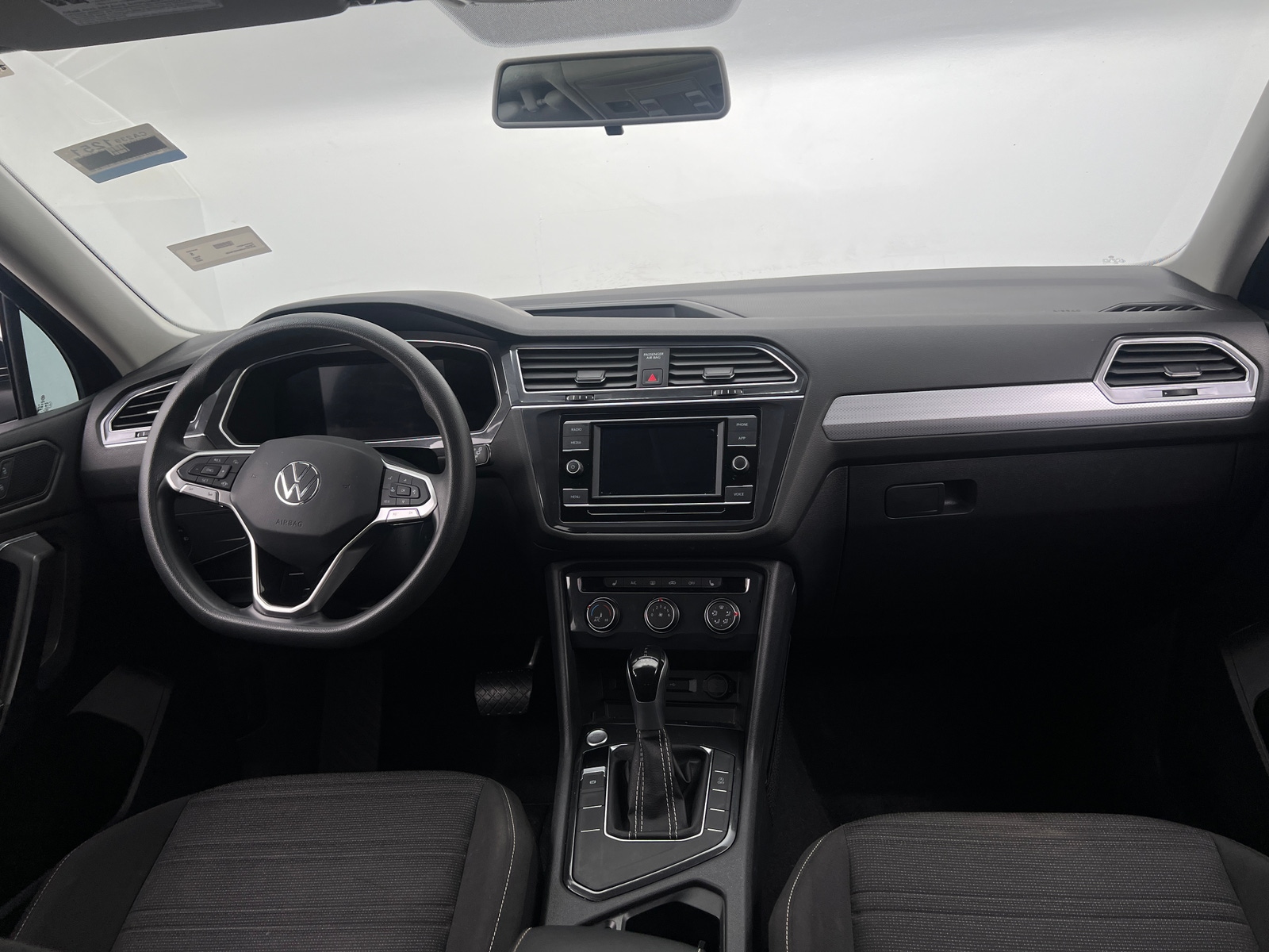 Thumbnail: 2022 Volkswagen Tiguan - 3