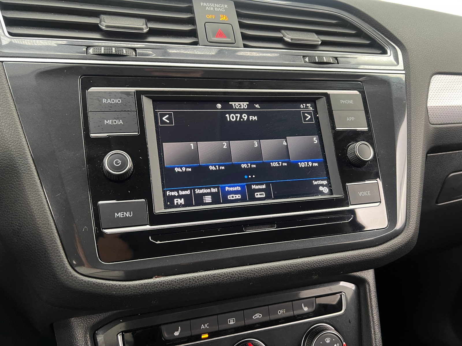 Thumbnail: 2022 Volkswagen Tiguan - 4