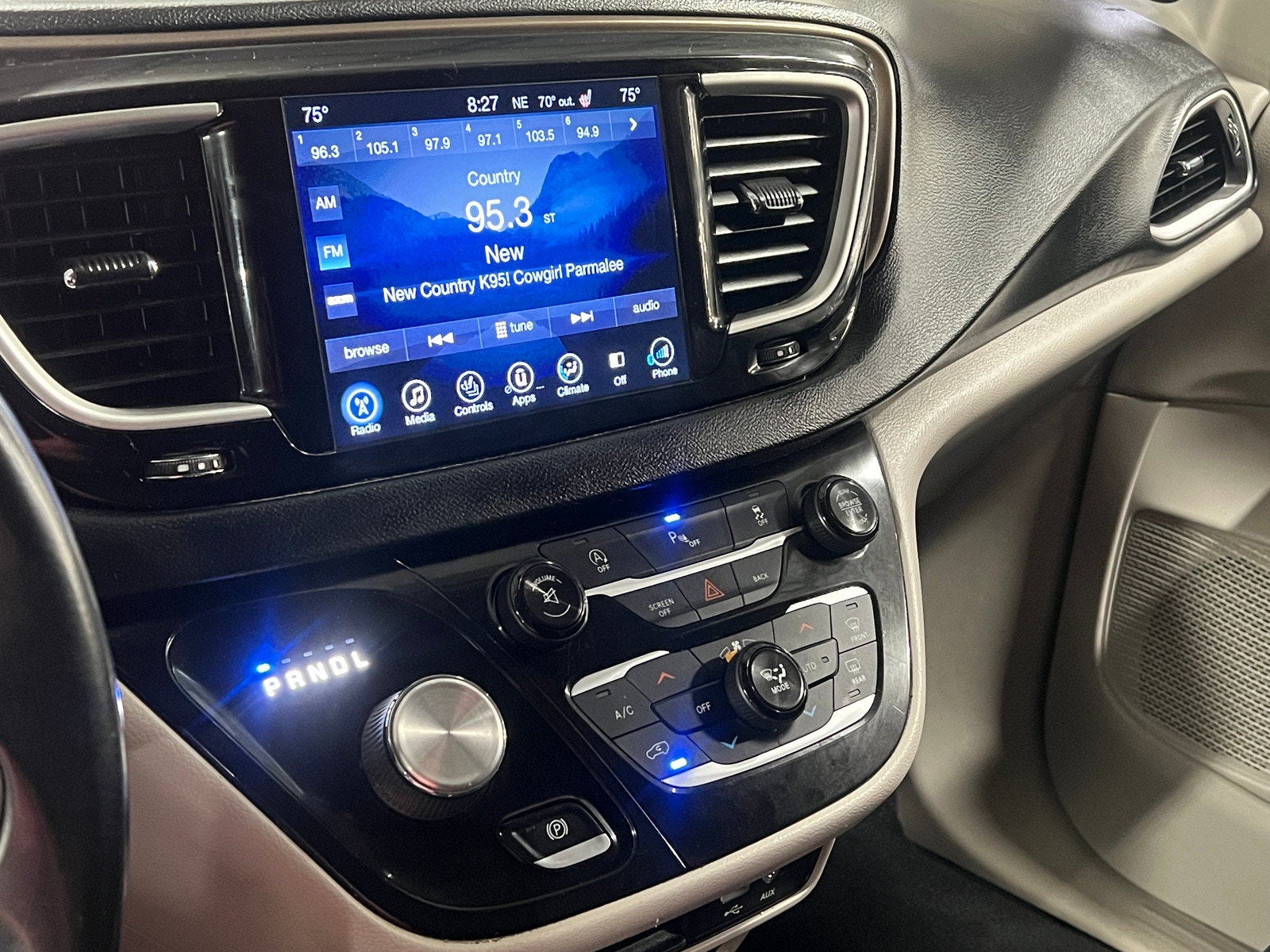 Thumbnail: 2017 Chrysler Pacifica - 3