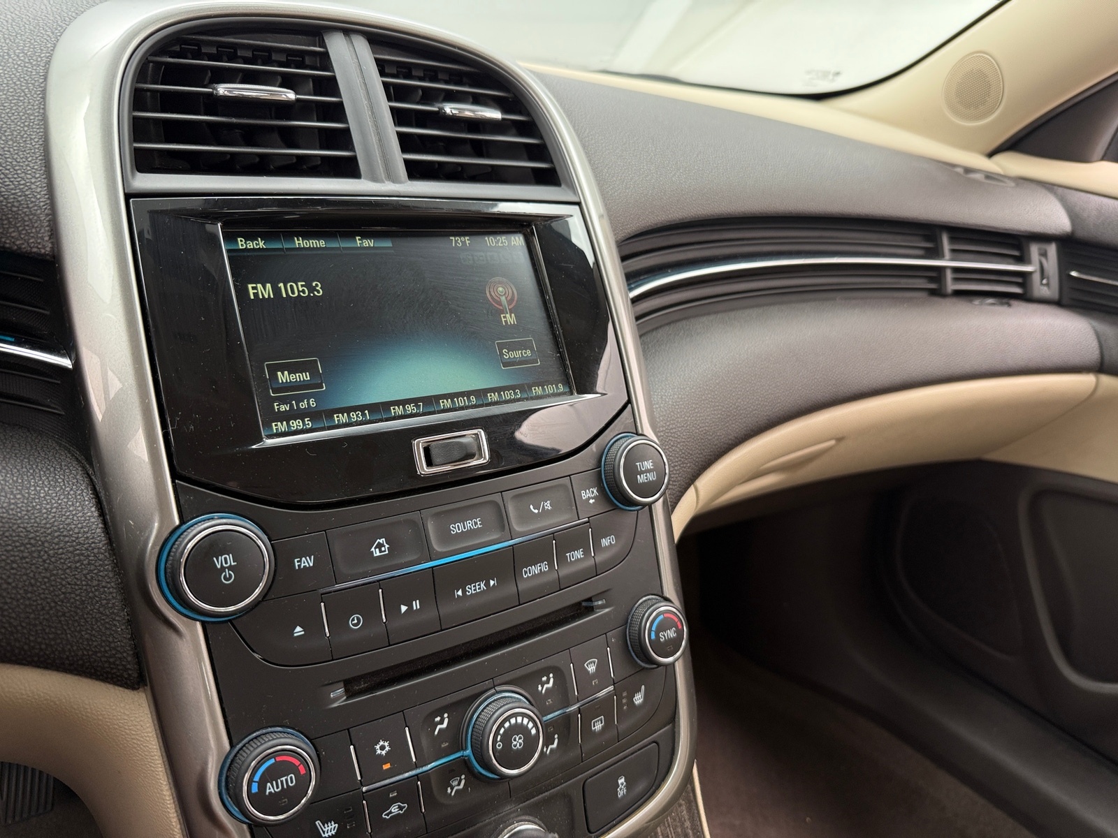 Thumbnail: 2015 Chevrolet Malibu - 3