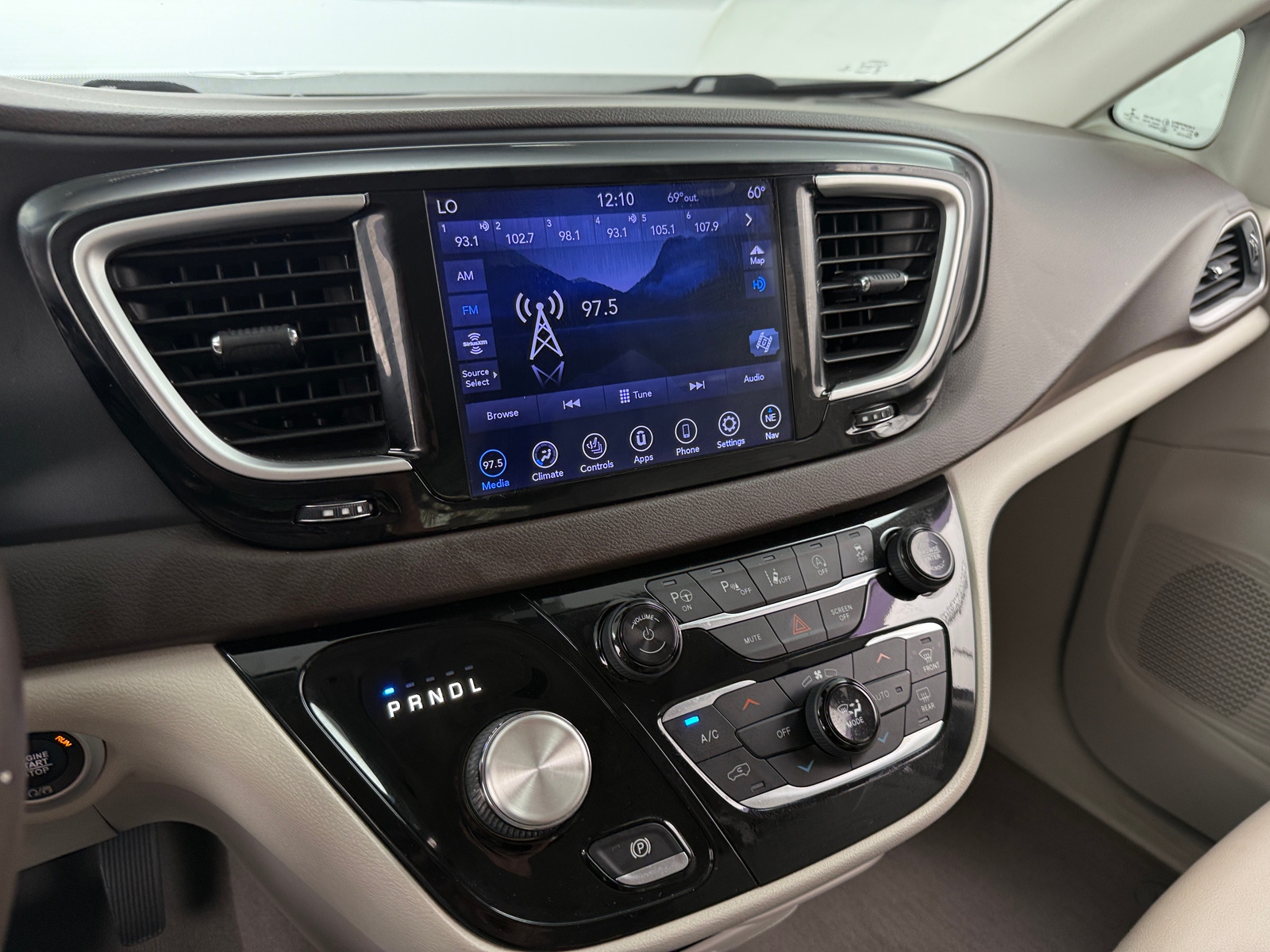 Thumbnail: 2020 Chrysler Pacifica - 3