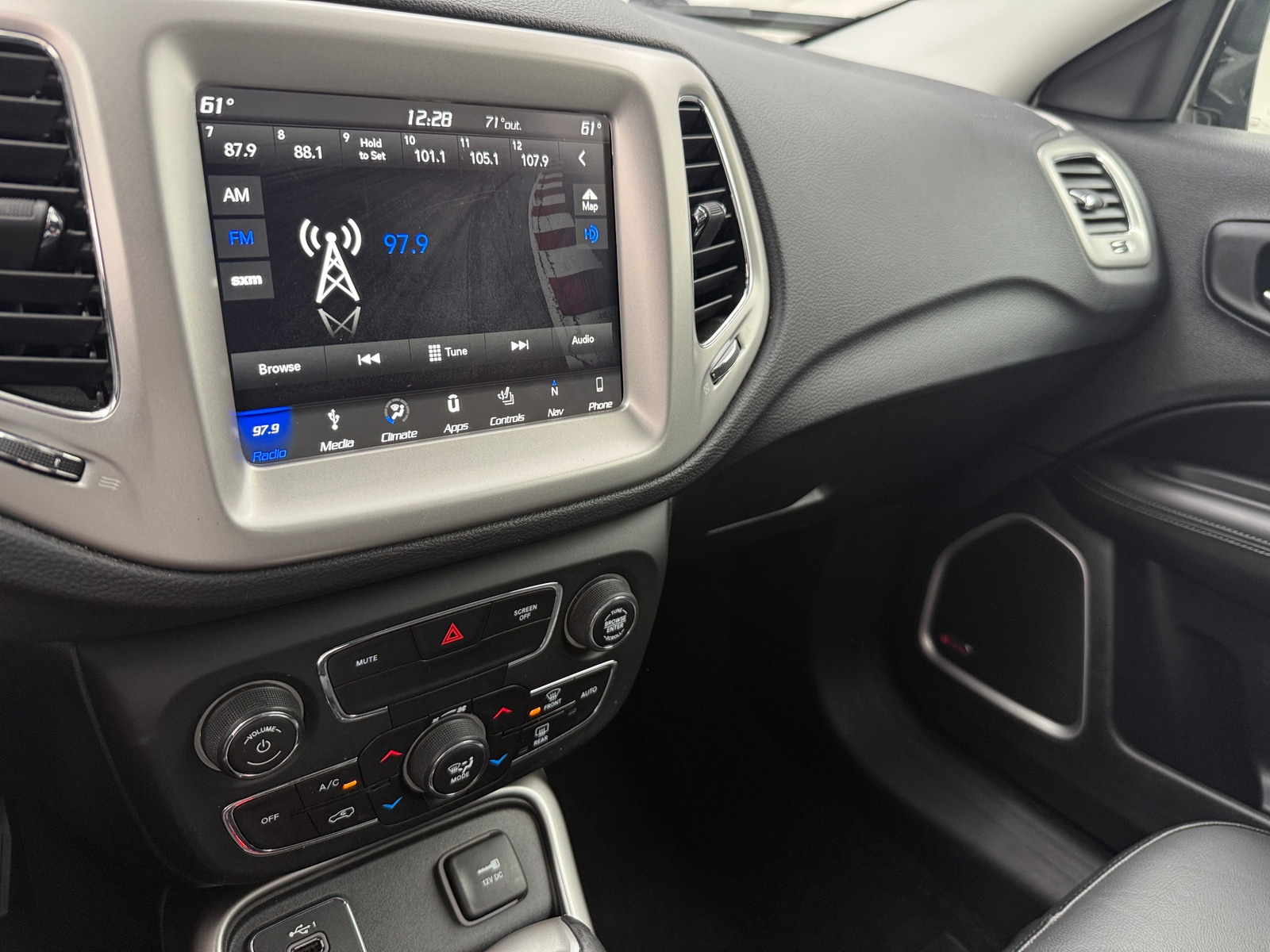 Thumbnail: 2019 Jeep Compass - 3