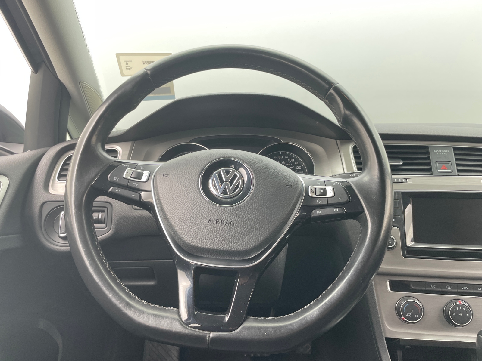 Thumbnail: 2015 Volkswagen e-Golf - 4