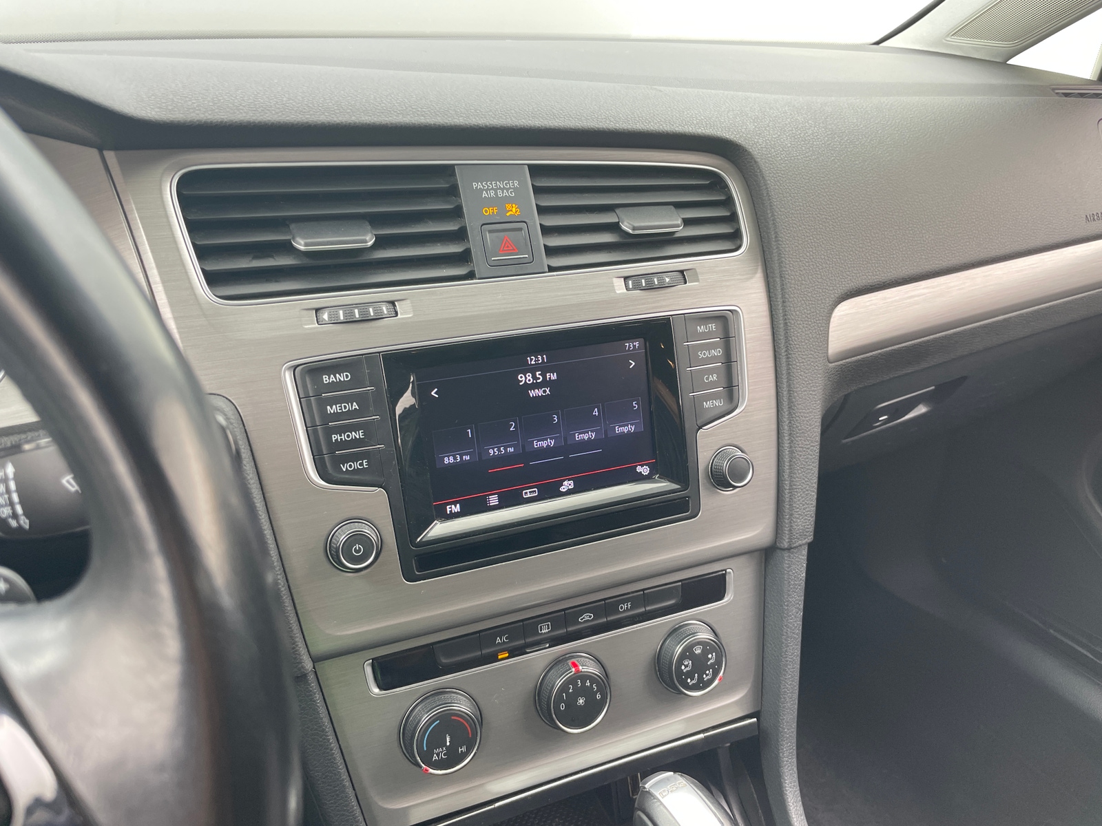 Thumbnail: 2015 Volkswagen e-Golf - 3