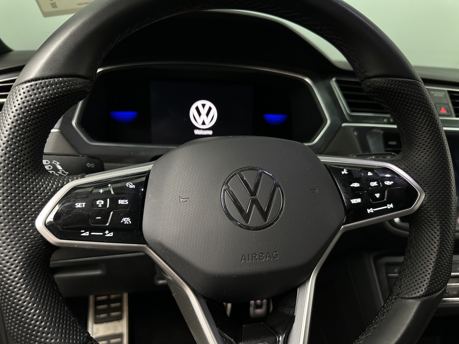 Thumbnail: 2023 Volkswagen Tiguan - 4