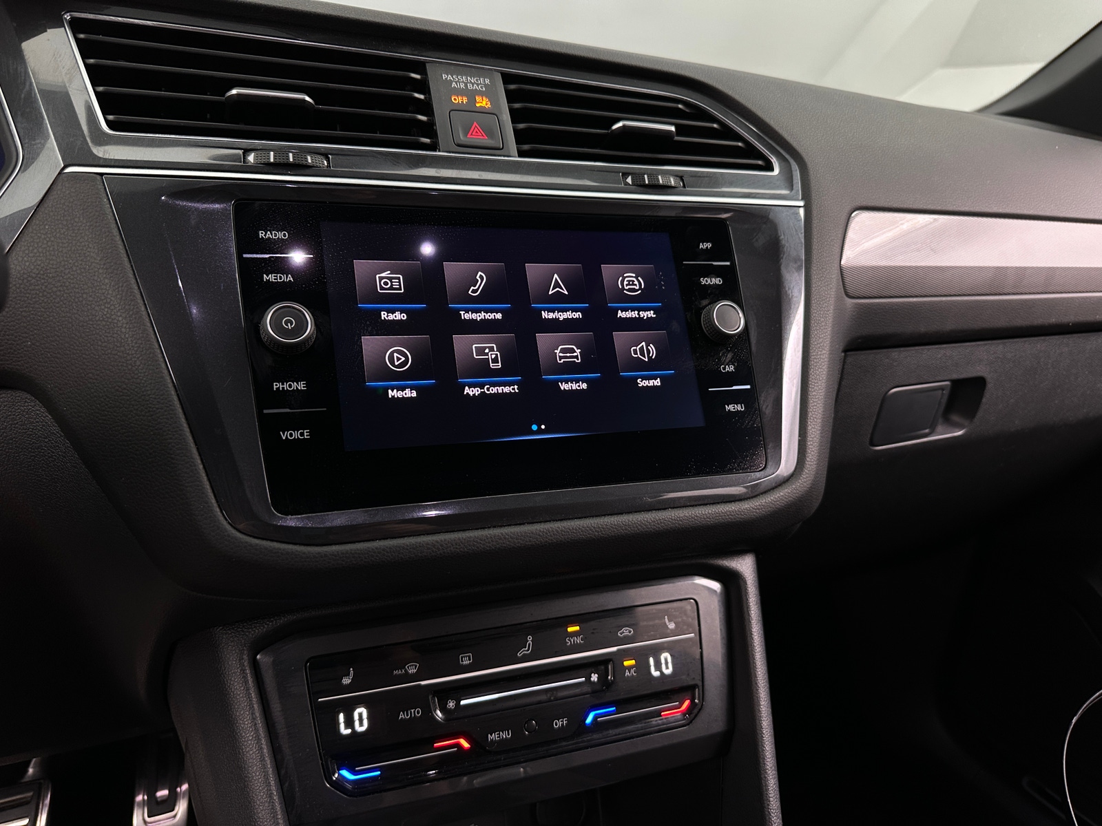 Thumbnail: 2023 Volkswagen Tiguan - 3