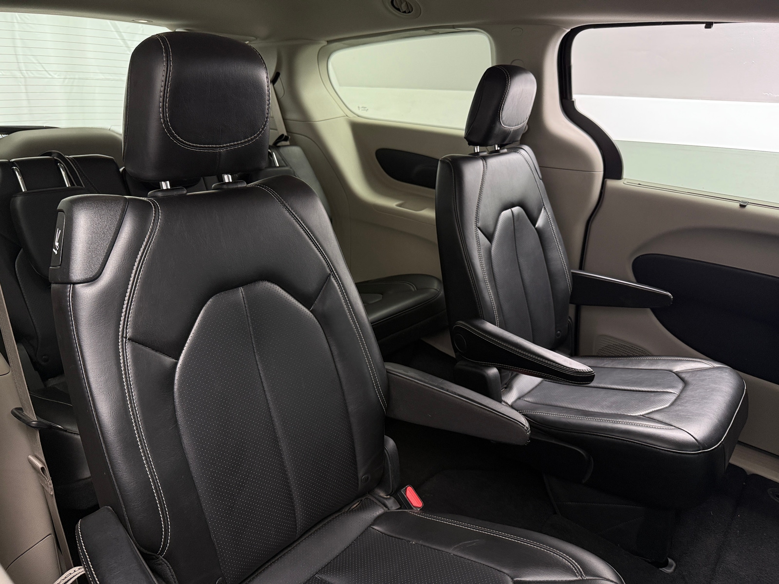 Thumbnail: 2021 Chrysler Voyager - 5