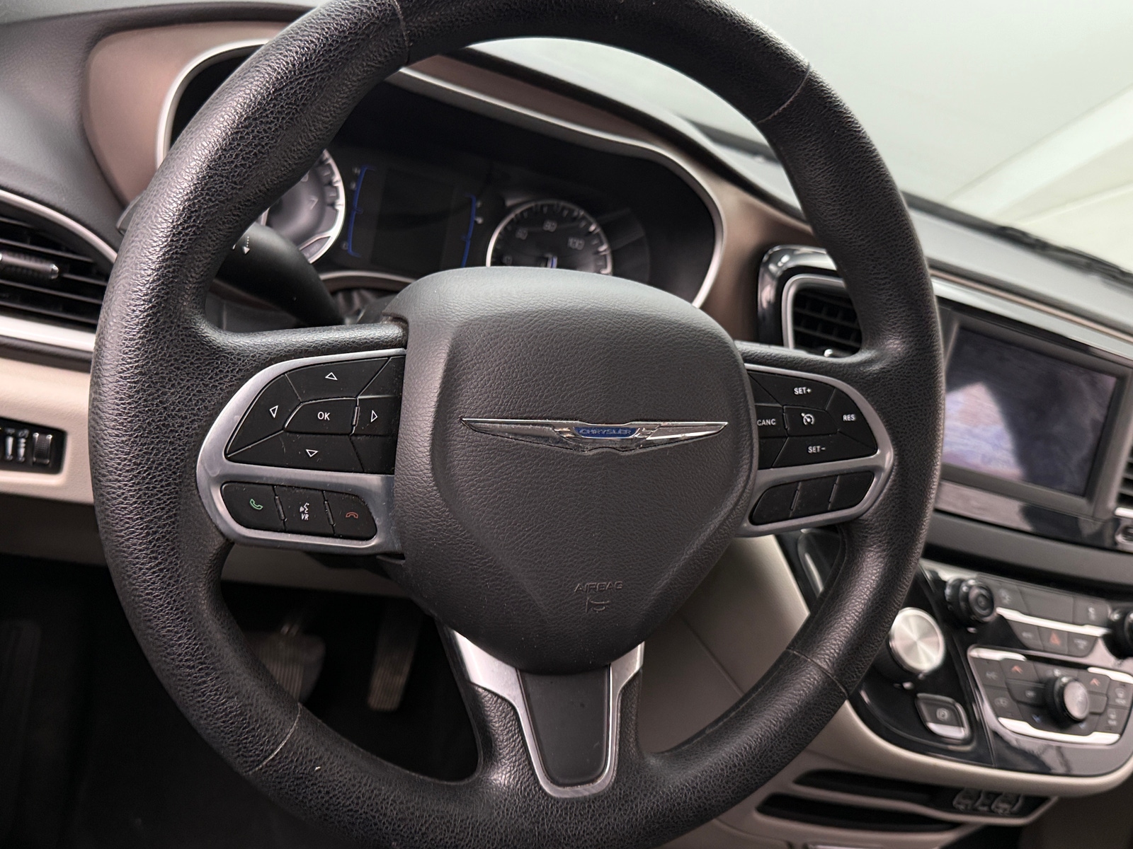 Thumbnail: 2021 Chrysler Voyager - 4