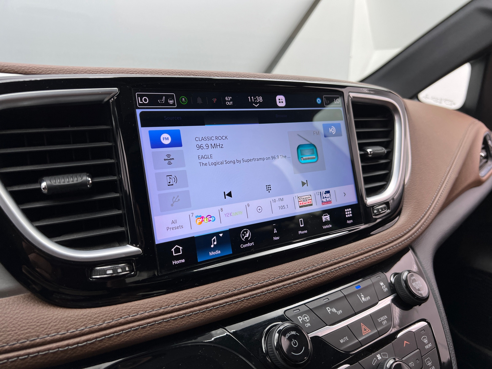 Thumbnail: 2021 Chrysler Pacifica - 3