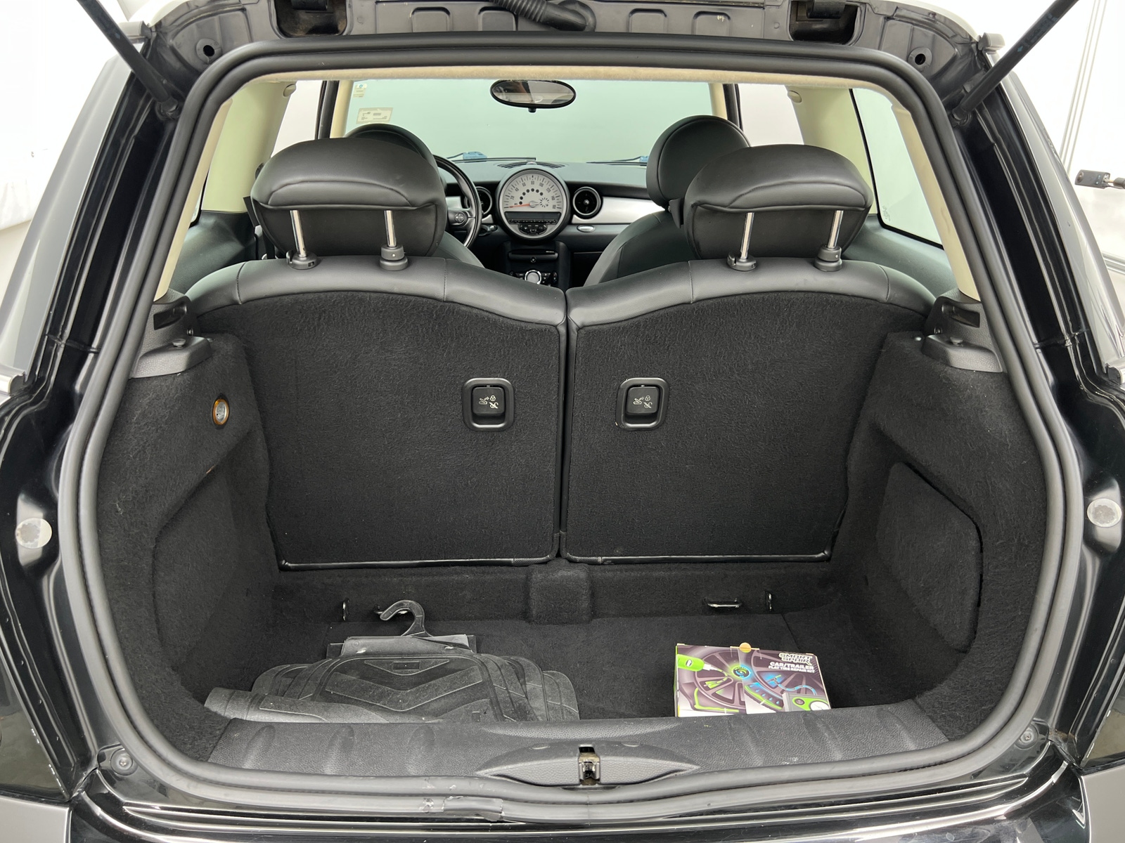 Thumbnail: 2011 MINI Cooper Hardtop - 6