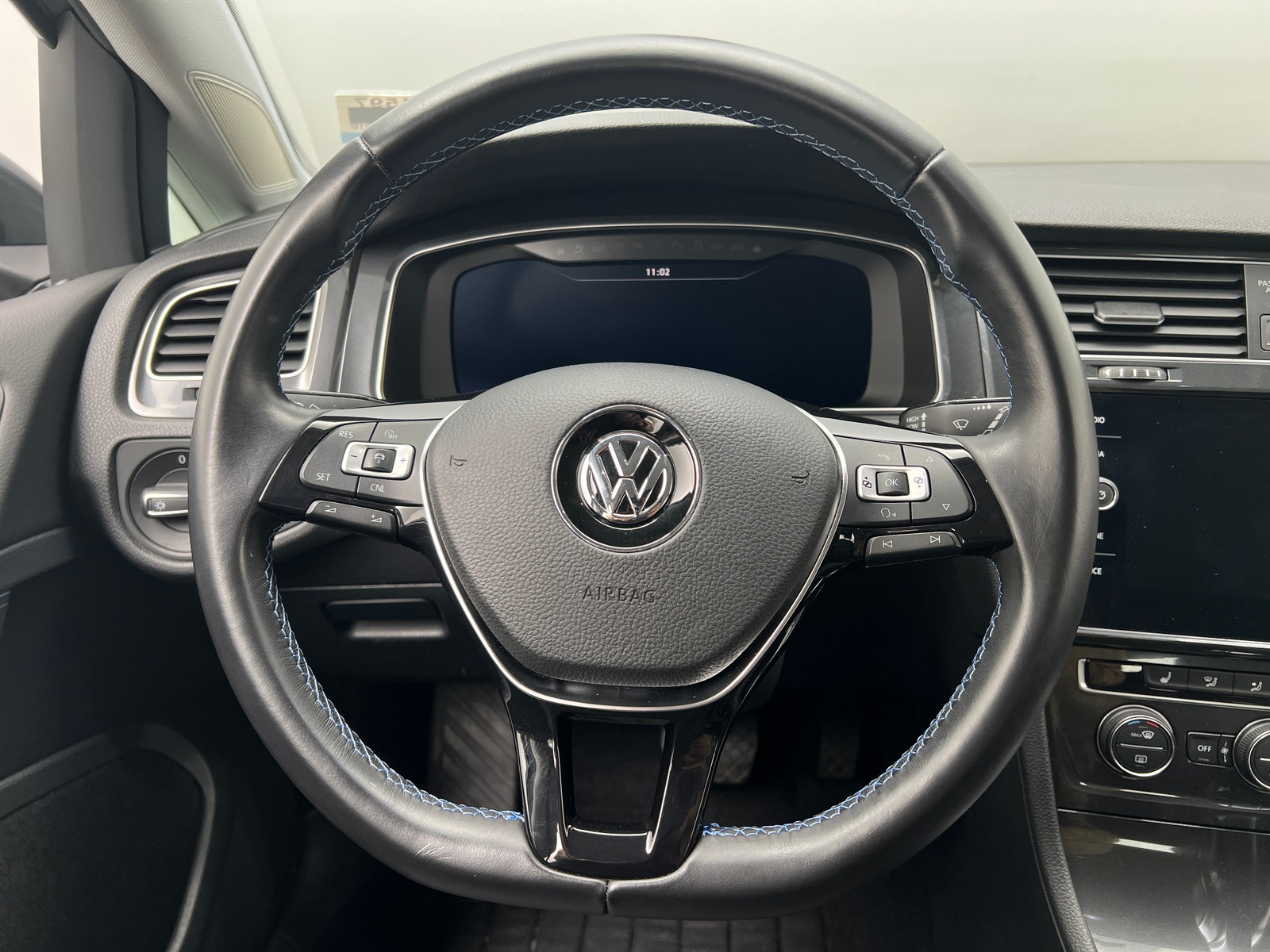Thumbnail: 2017 Volkswagen e-Golf - 4