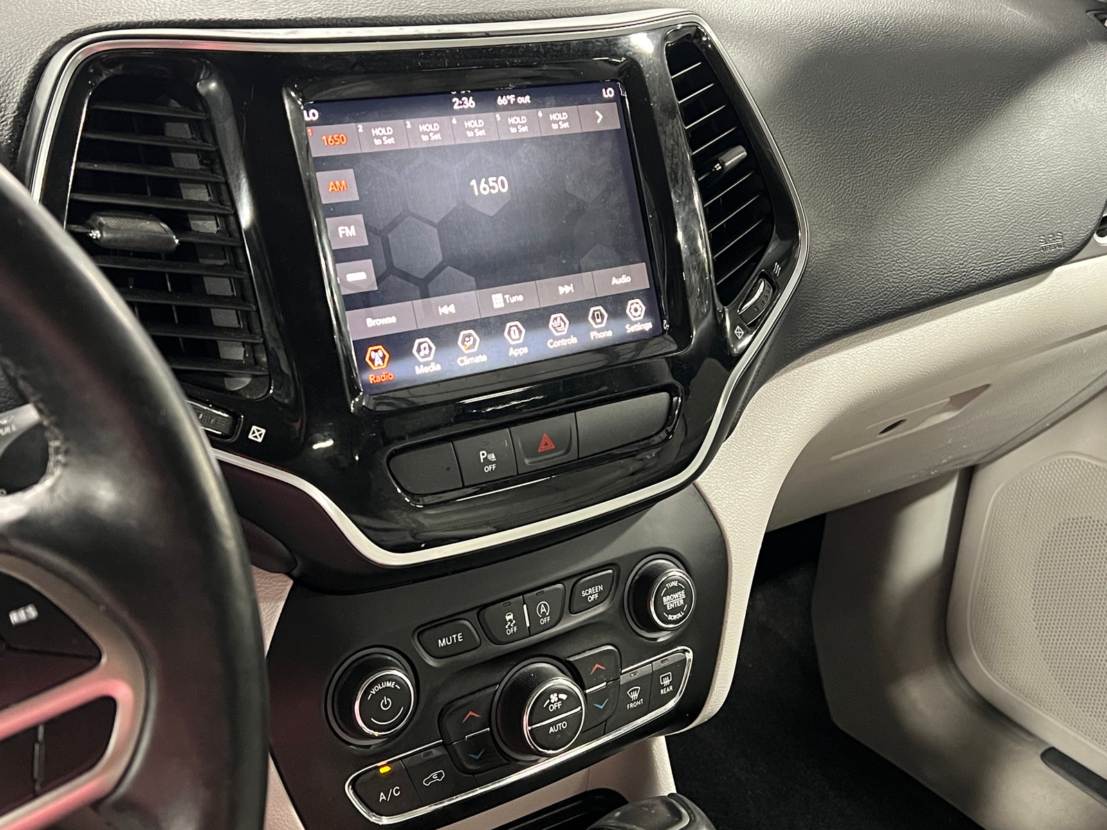 Thumbnail: 2019 Jeep Cherokee - 3