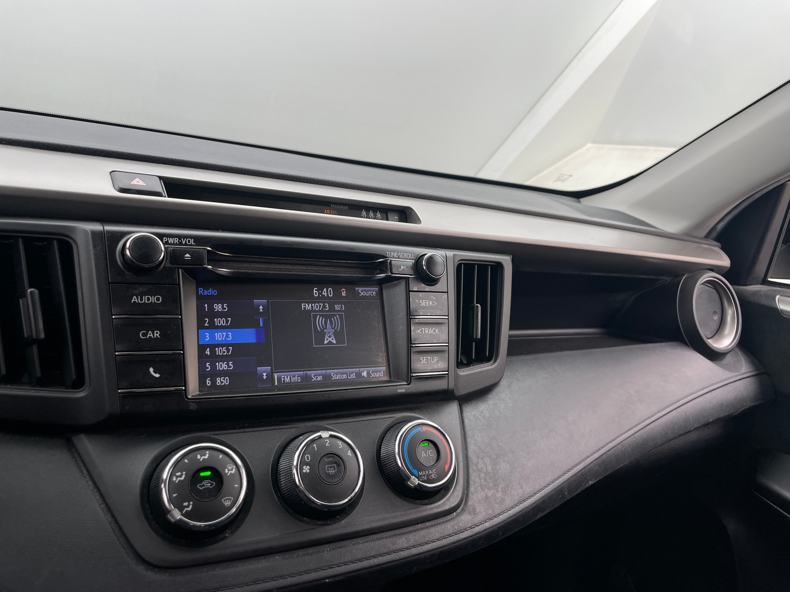 Thumbnail: 2018 Toyota RAV4 - 4