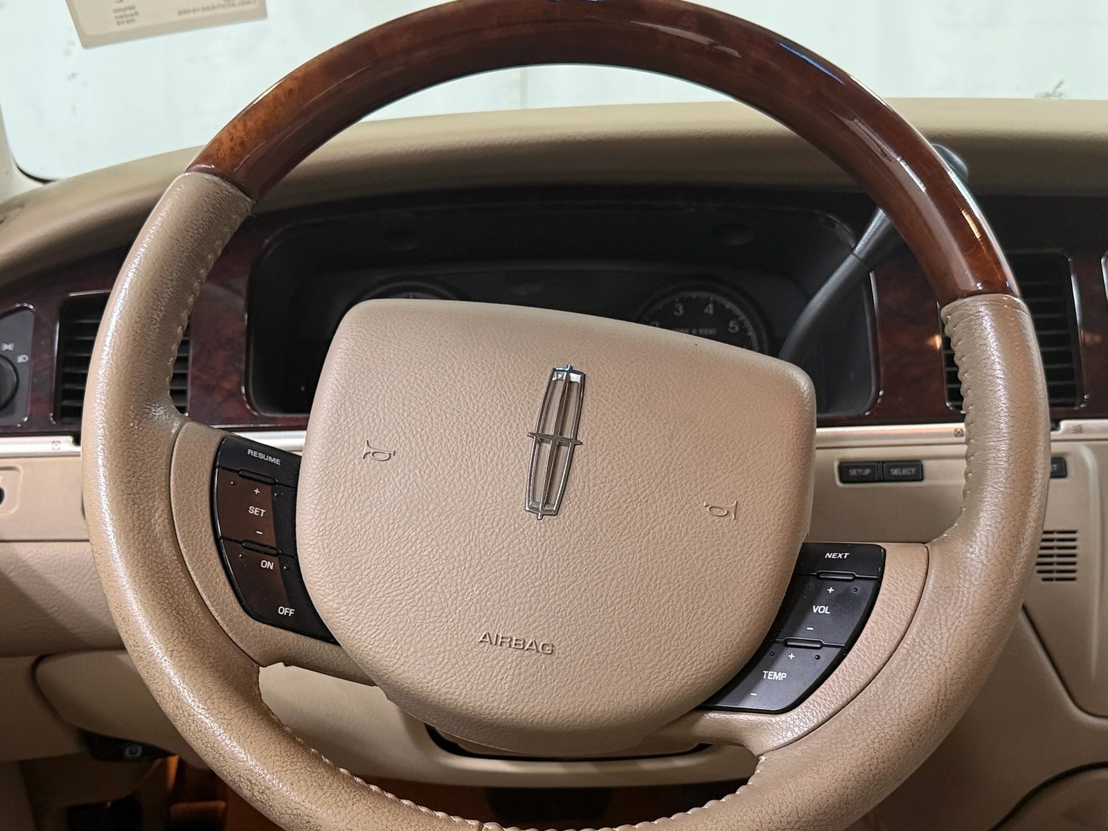 Thumbnail: 2010 Lincoln Town Car - 3