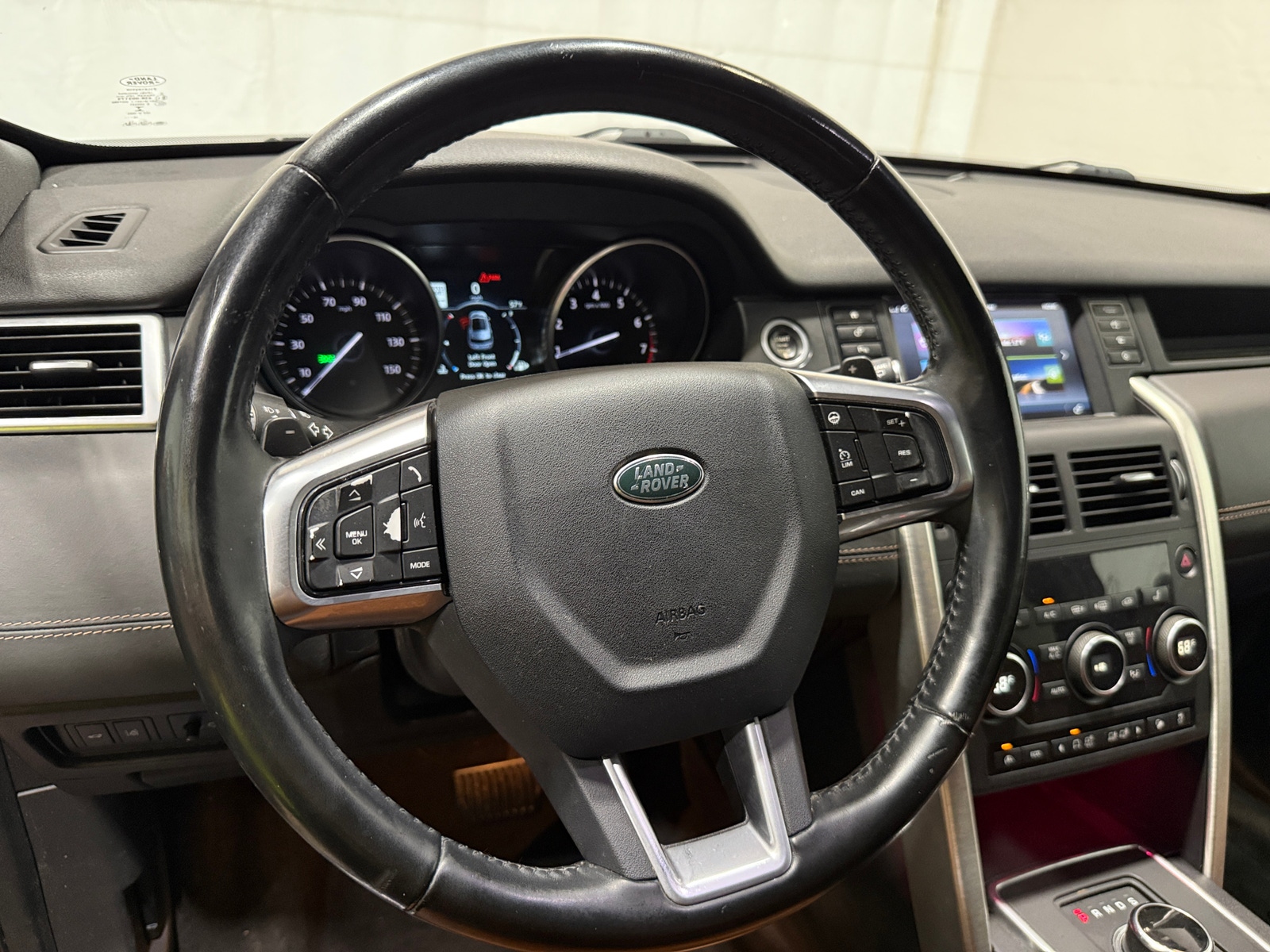 Thumbnail: 2017 Land Rover Discovery Sport - 4