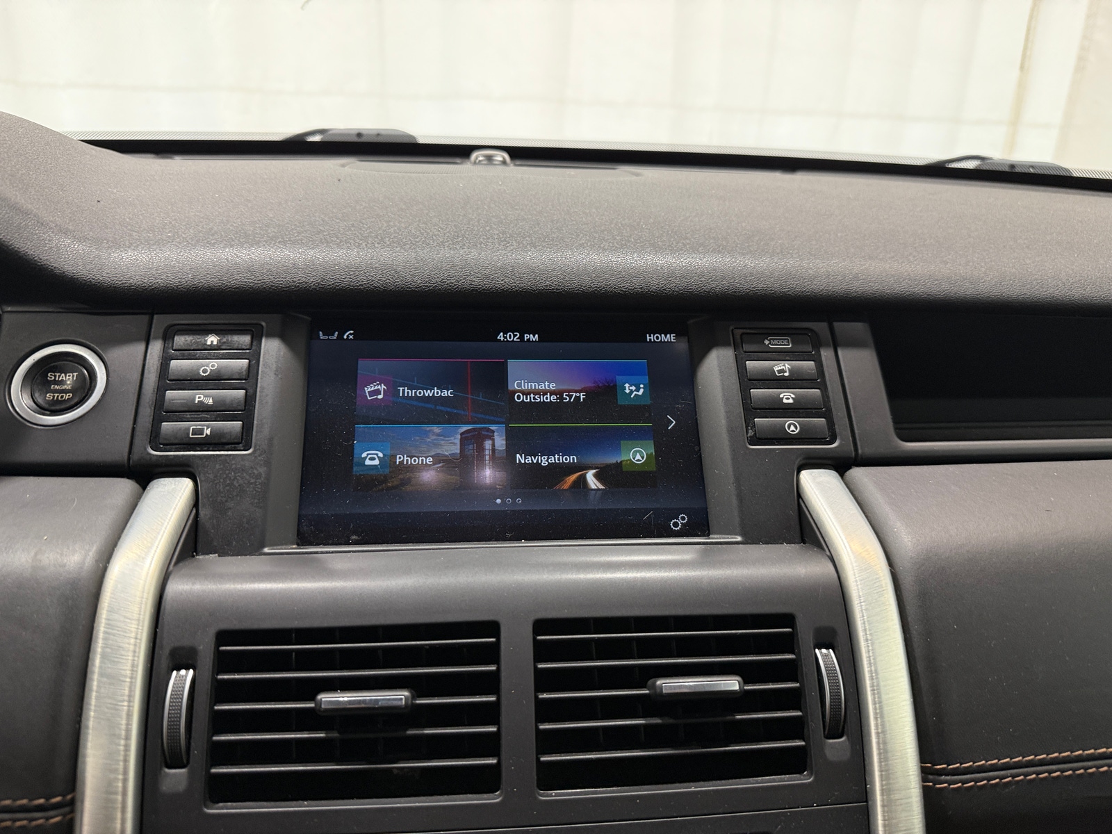 Thumbnail: 2017 Land Rover Discovery Sport - 3