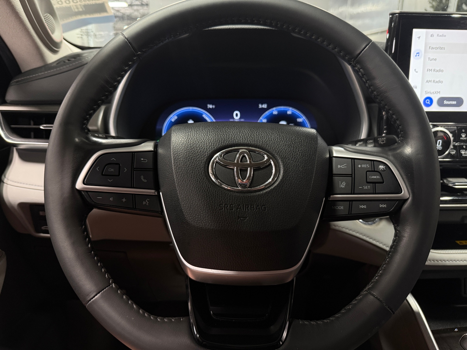 Thumbnail: 2023 Toyota Highlander - 4