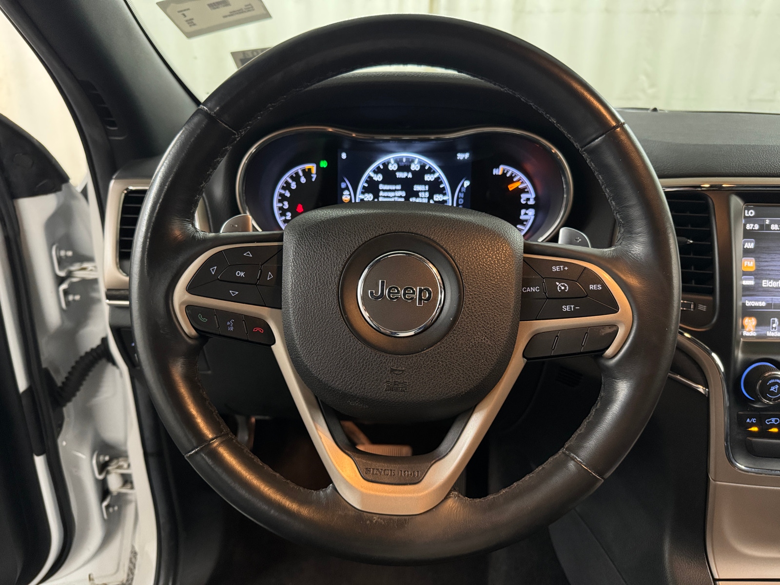 Thumbnail: 2015 Jeep Grand Cherokee - 4