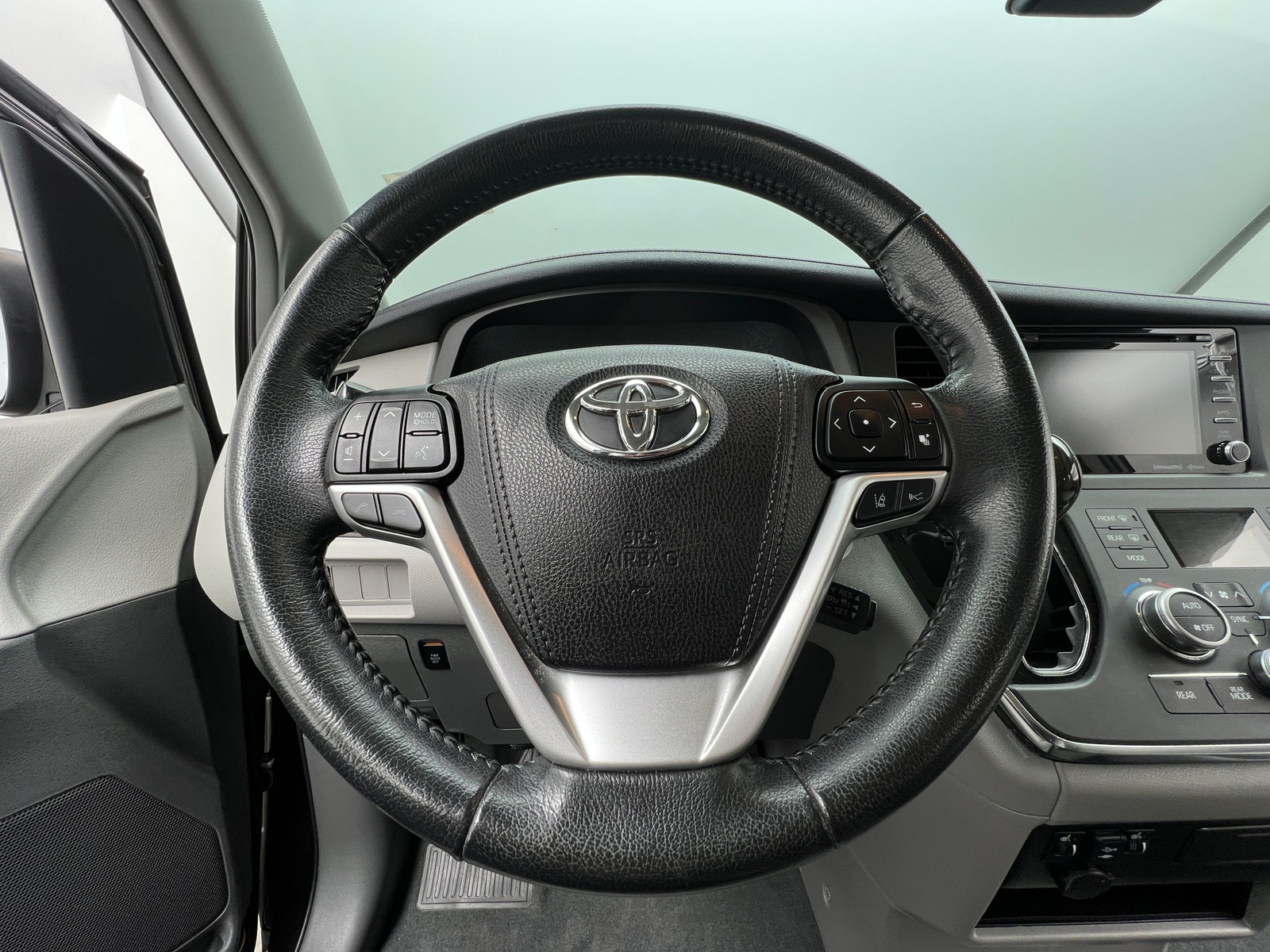 Thumbnail: 2019 Toyota Sienna - 4