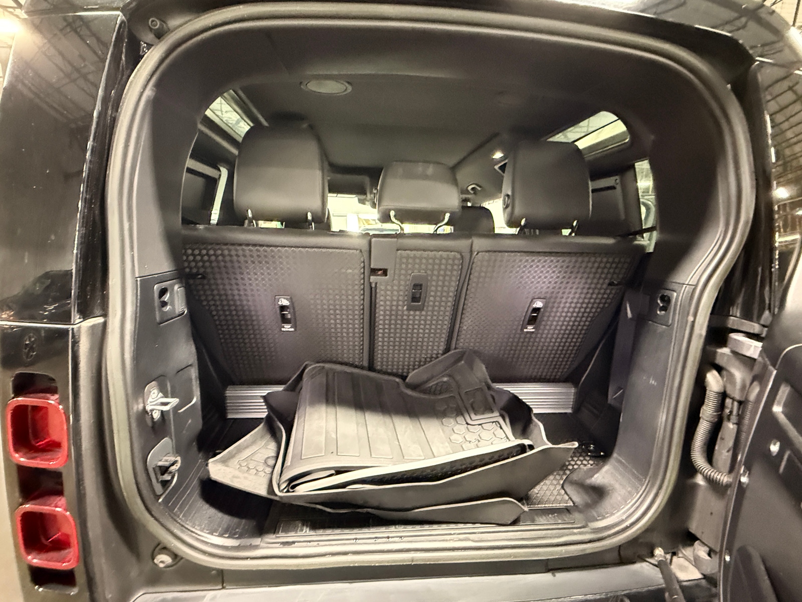 Thumbnail: 2023 Land Rover Defender - 6