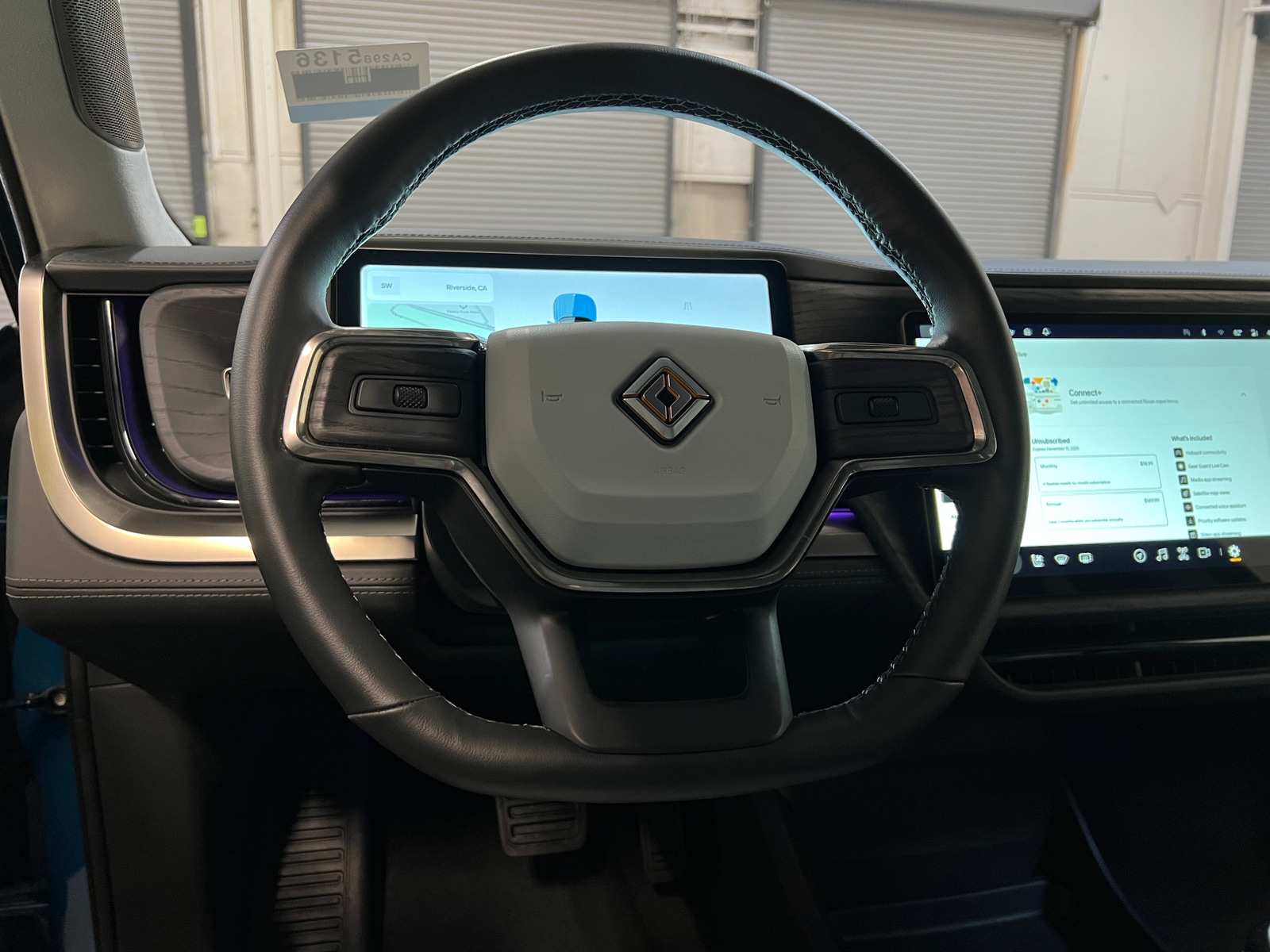 Thumbnail: 2025 Rivian R1S - 4