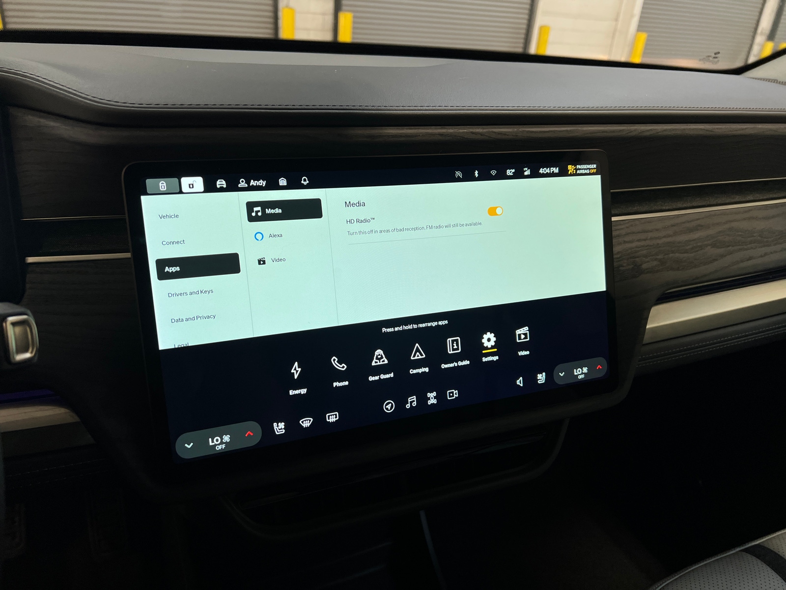 Thumbnail: 2025 Rivian R1S - 3