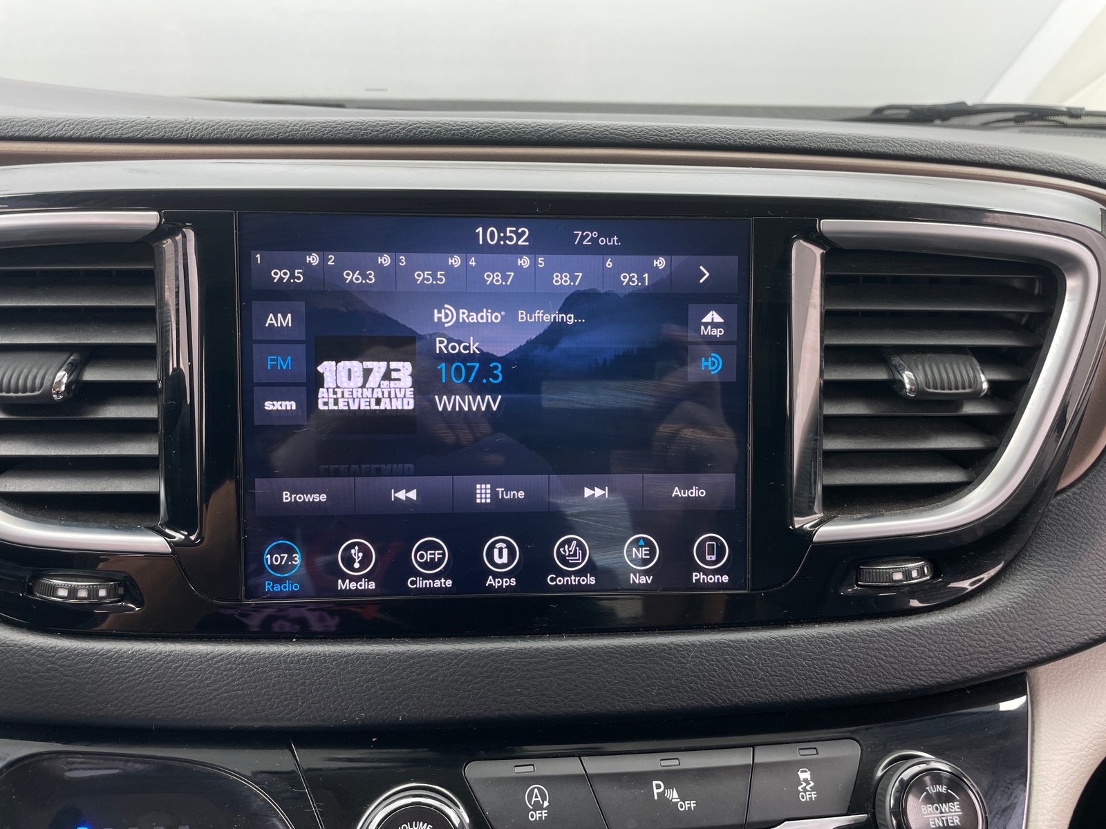 Thumbnail: 2018 Chrysler Pacifica - 3
