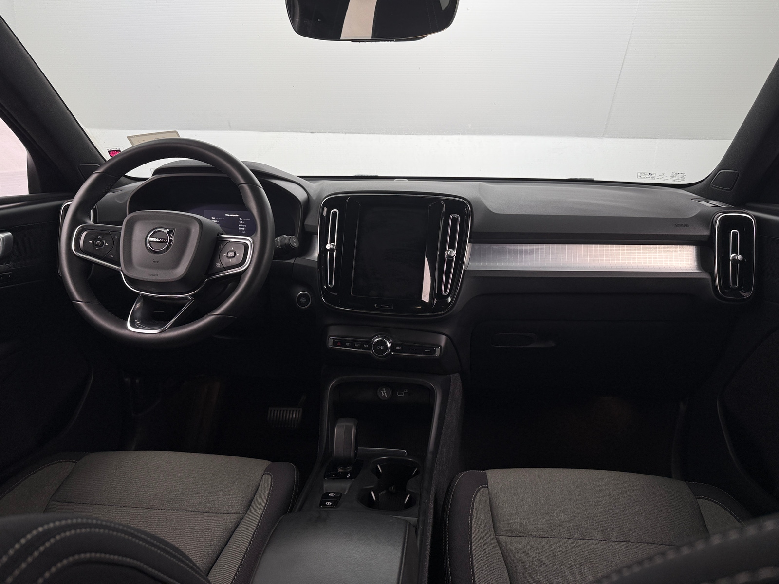 Thumbnail: 2023 Volvo XC40 - 3