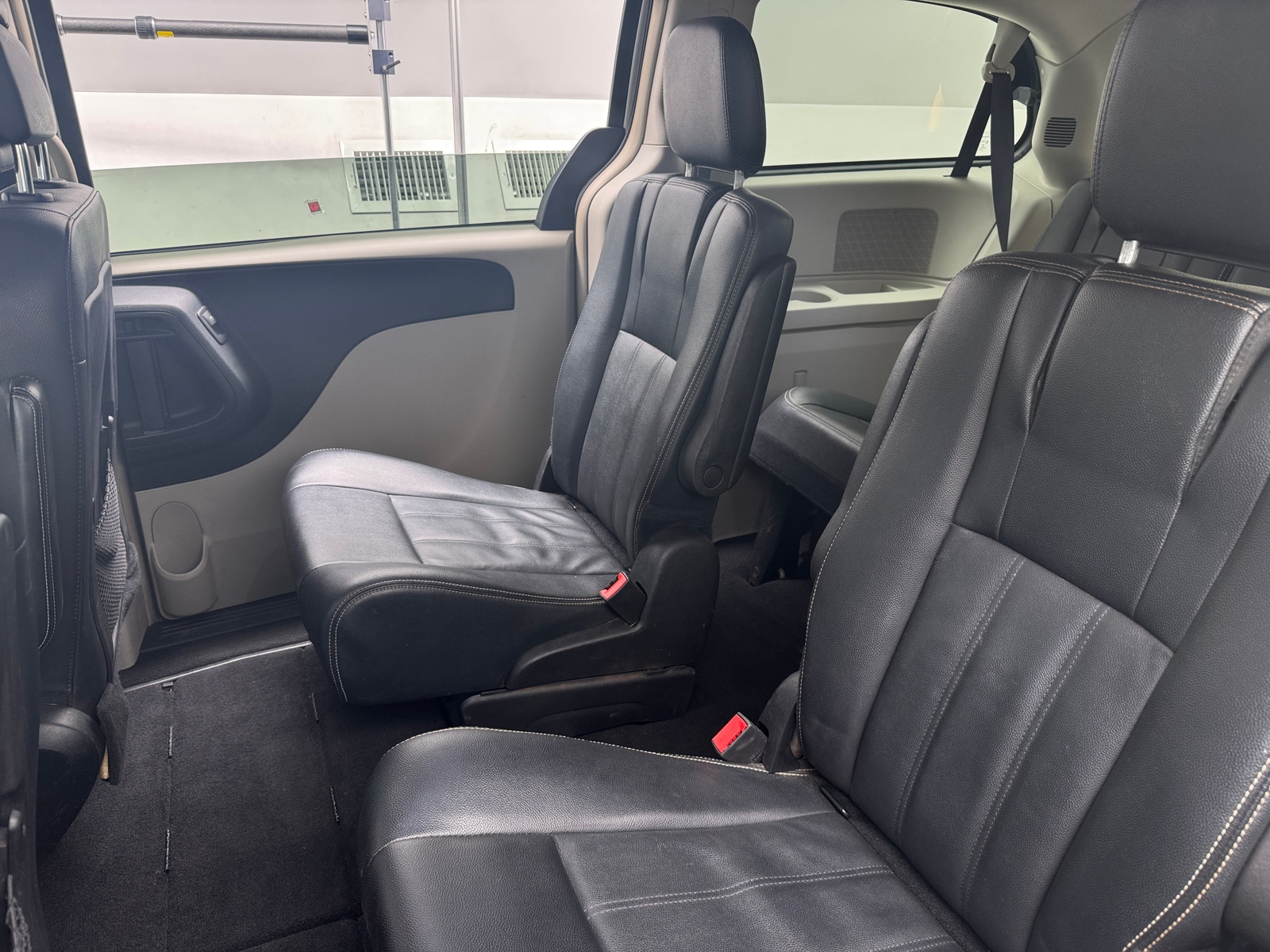 Thumbnail: 2016 Chrysler Town & Country - 5