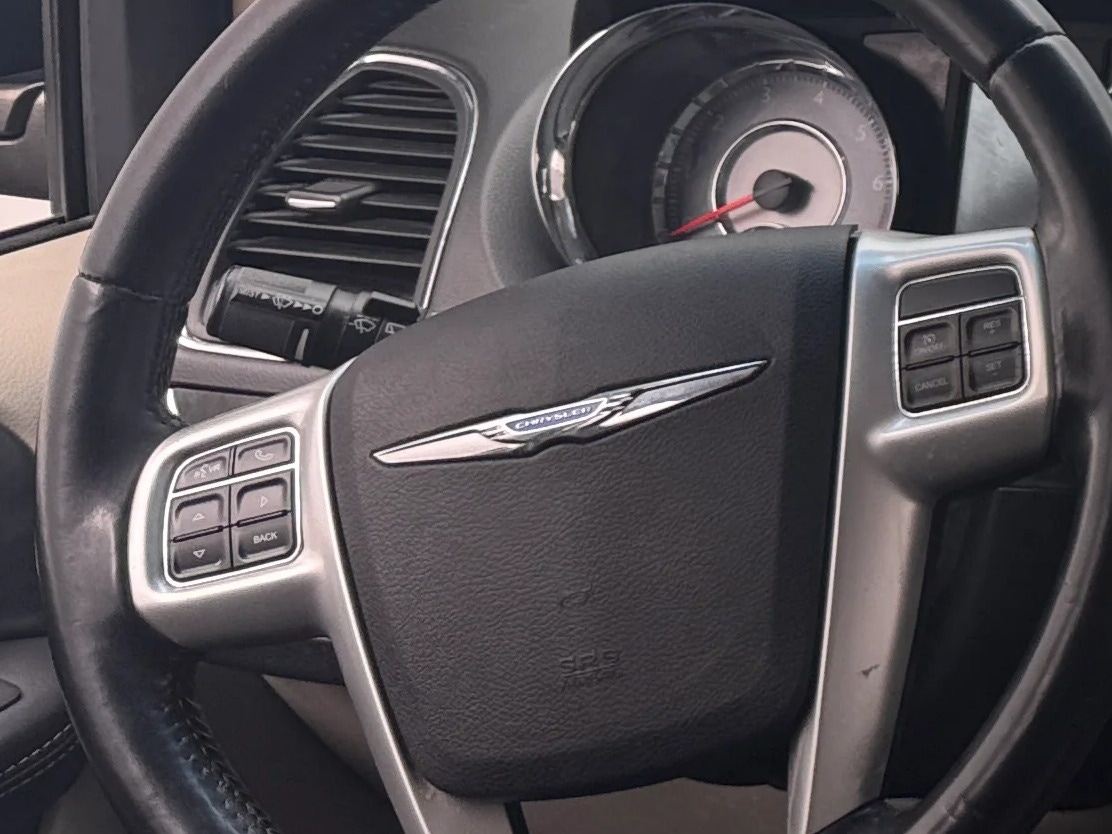 Thumbnail: 2016 Chrysler Town & Country - 4