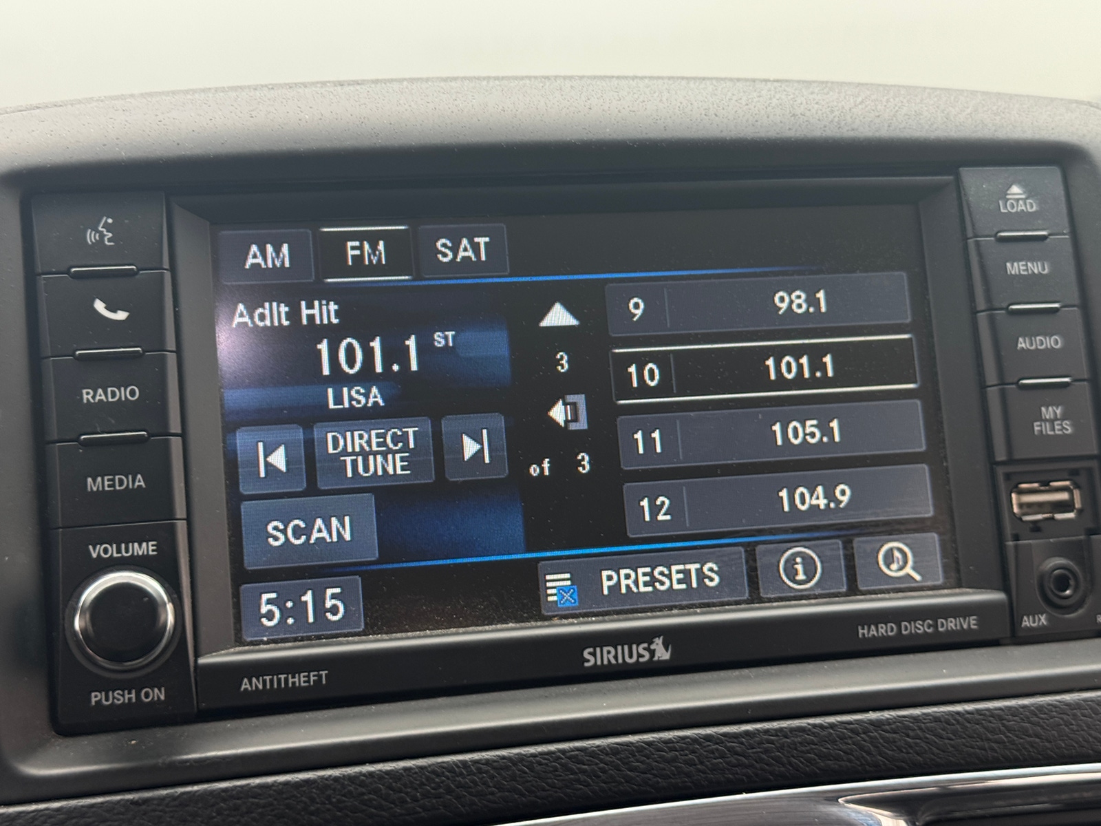 Thumbnail: 2016 Chrysler Town & Country - 3