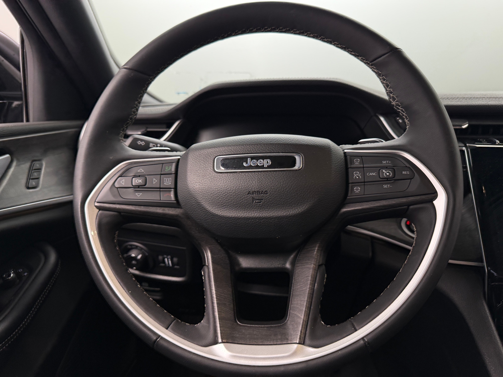 Thumbnail: 2024 Jeep Grand Cherokee L - 4