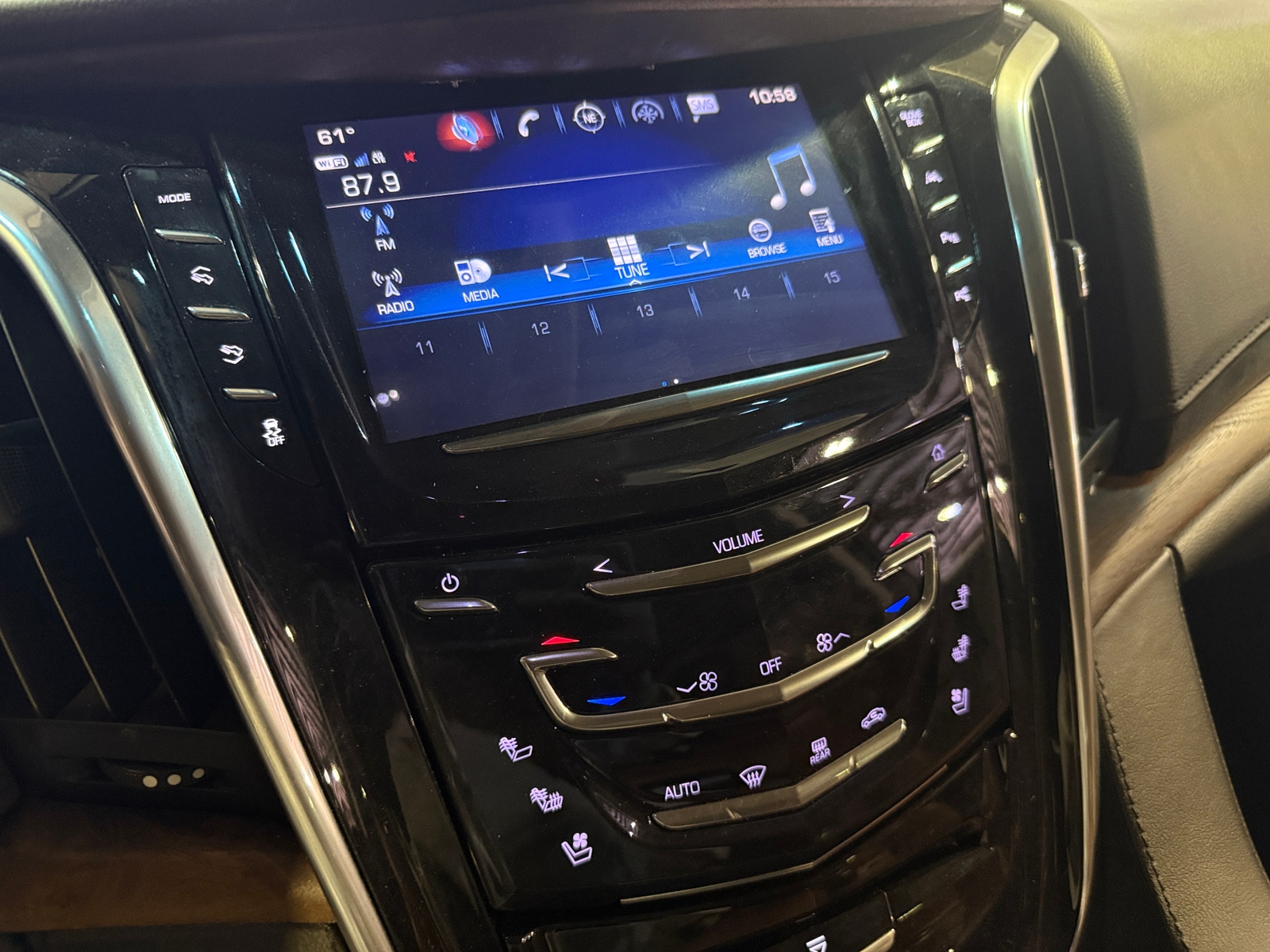 Thumbnail: 2019 Cadillac Escalade - 3