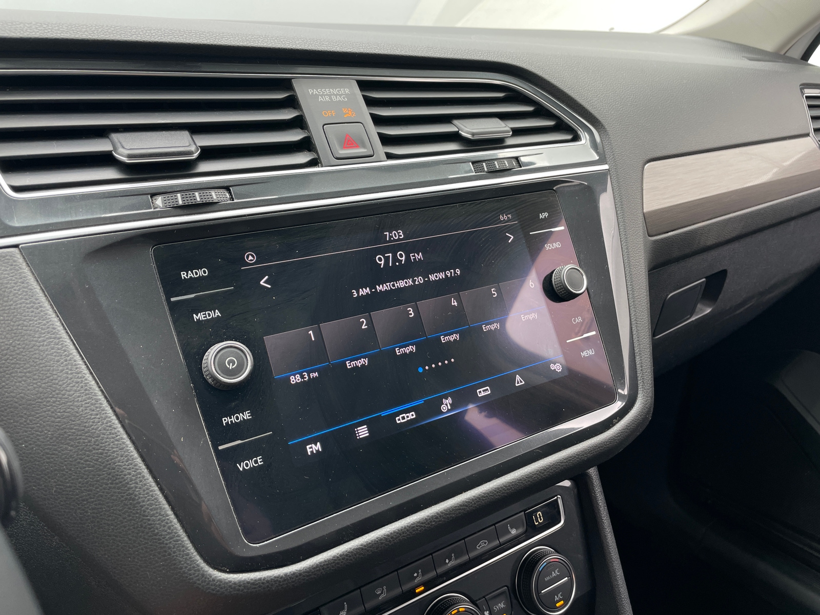 Thumbnail: 2021 Volkswagen Tiguan - 4