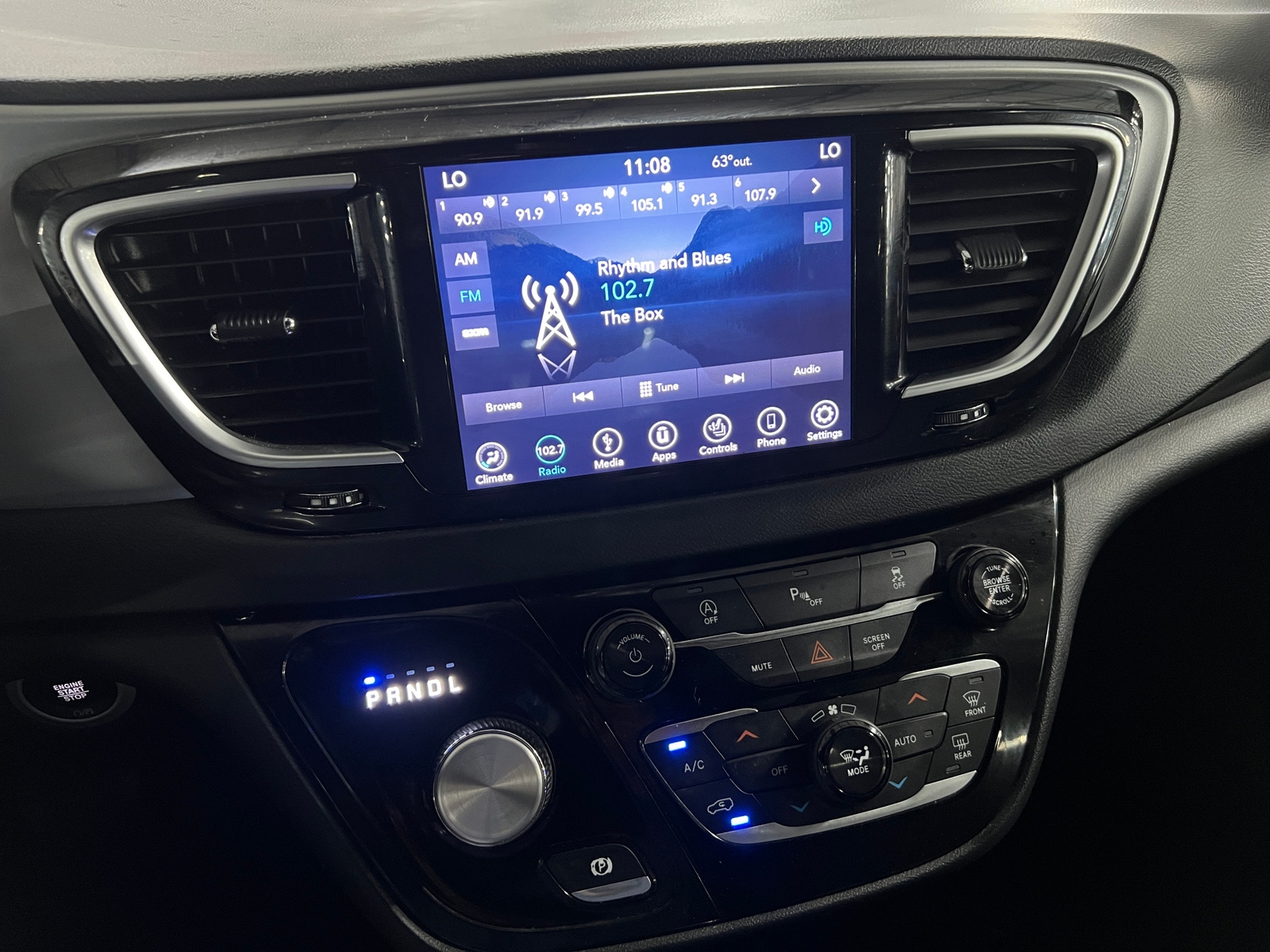 Thumbnail: 2018 Chrysler Pacifica - 3