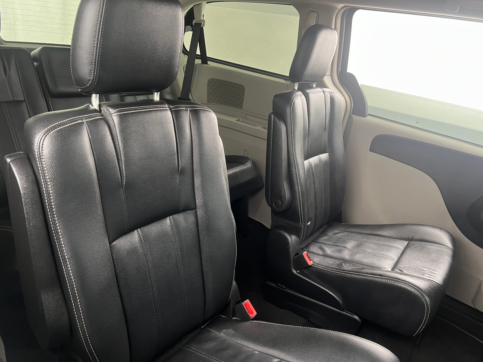Thumbnail: 2015 Chrysler Town & Country - 5