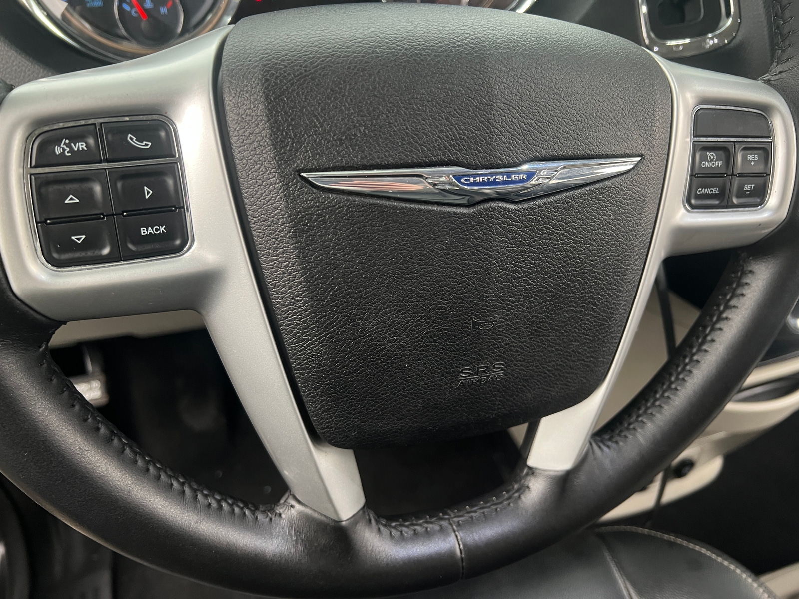 Thumbnail: 2015 Chrysler Town & Country - 4