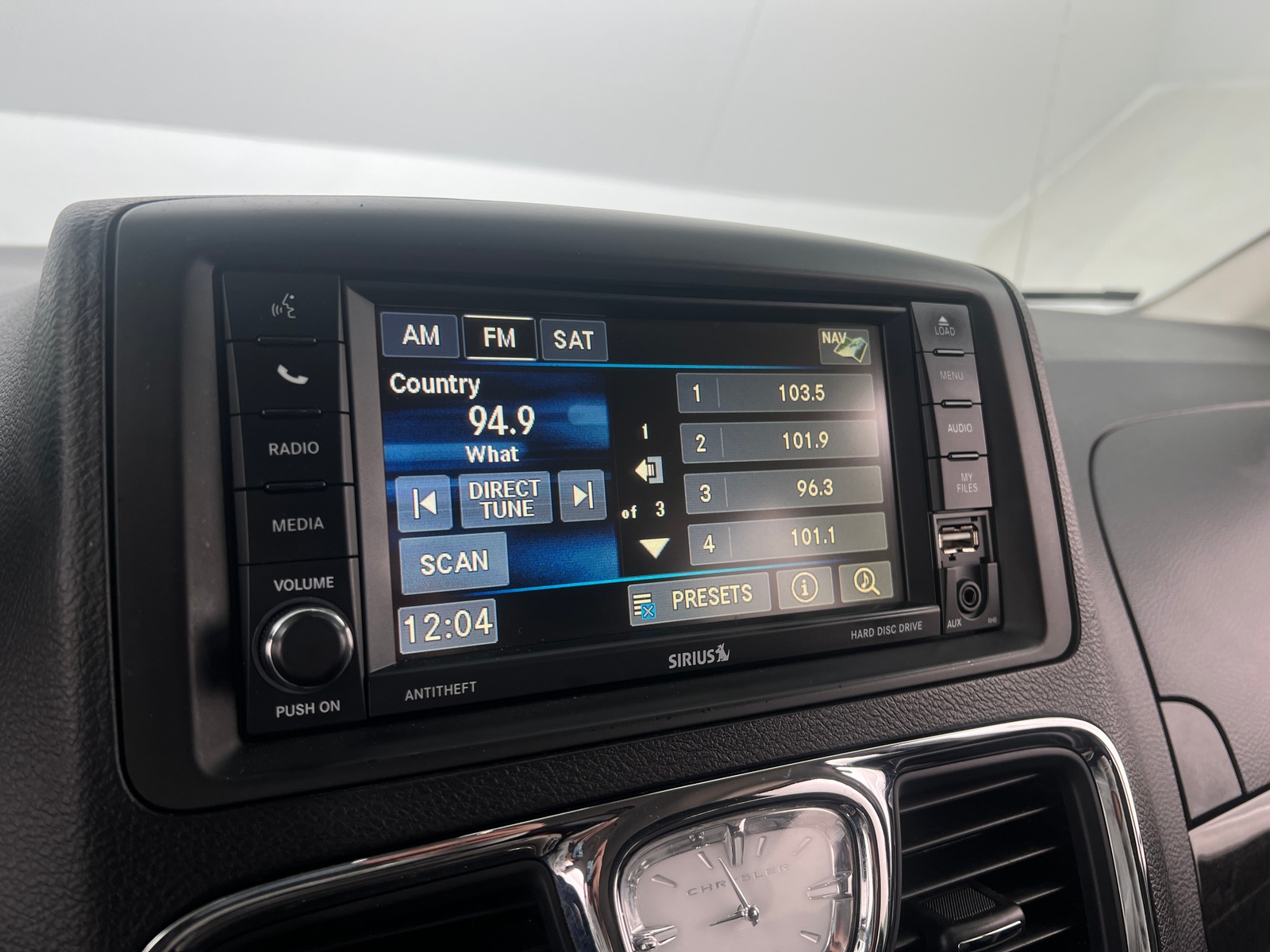 Thumbnail: 2015 Chrysler Town & Country - 3